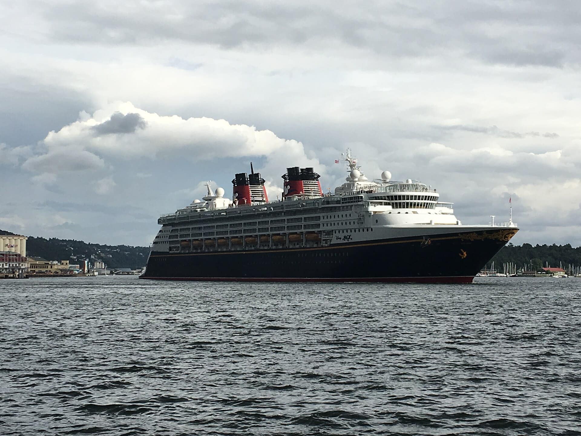 The Disney Magic cruise ship, IMO 9126807, at sea