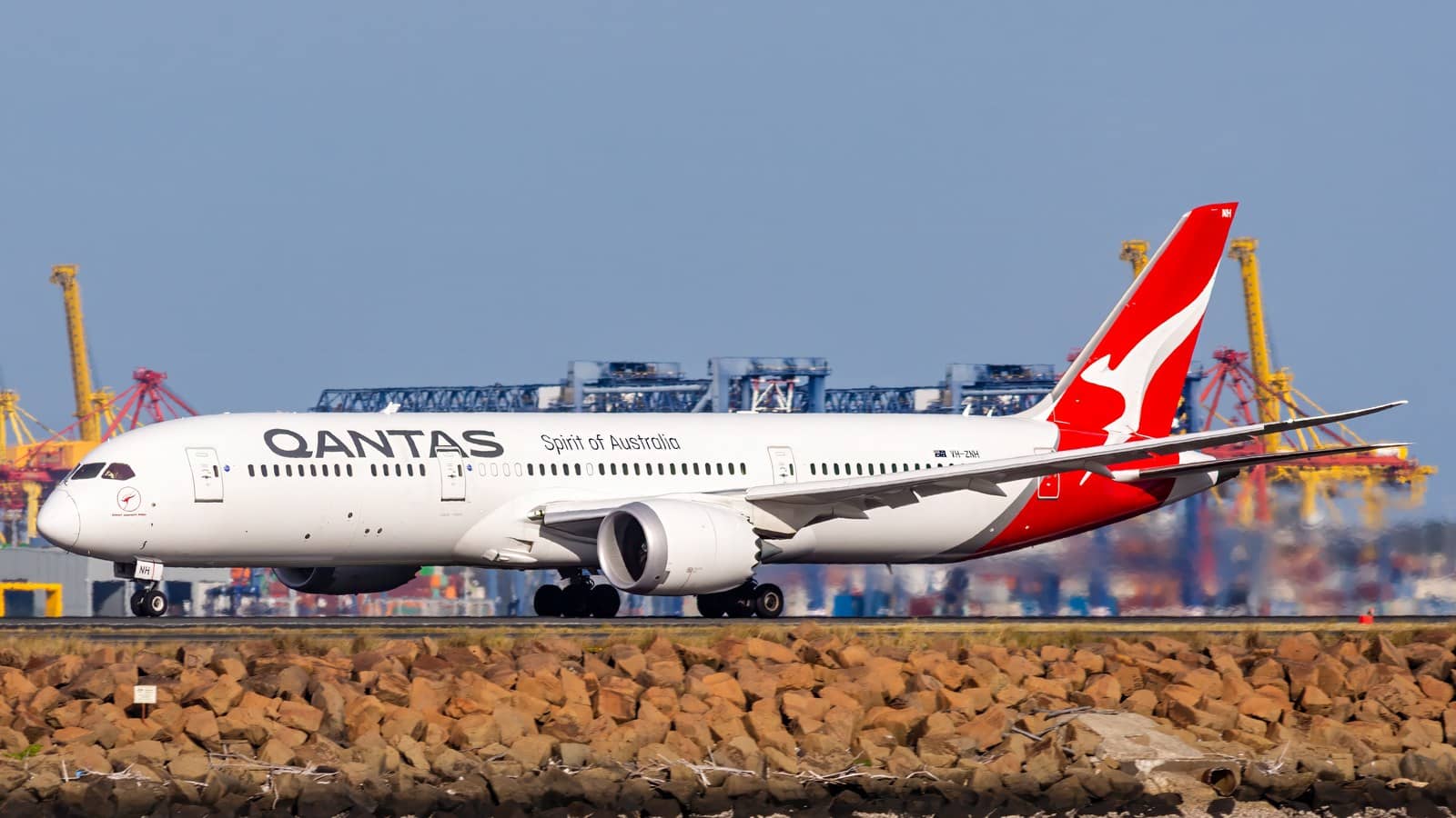 Qantas Boeing 787 Dreamliner aircraft at Sydney Airport