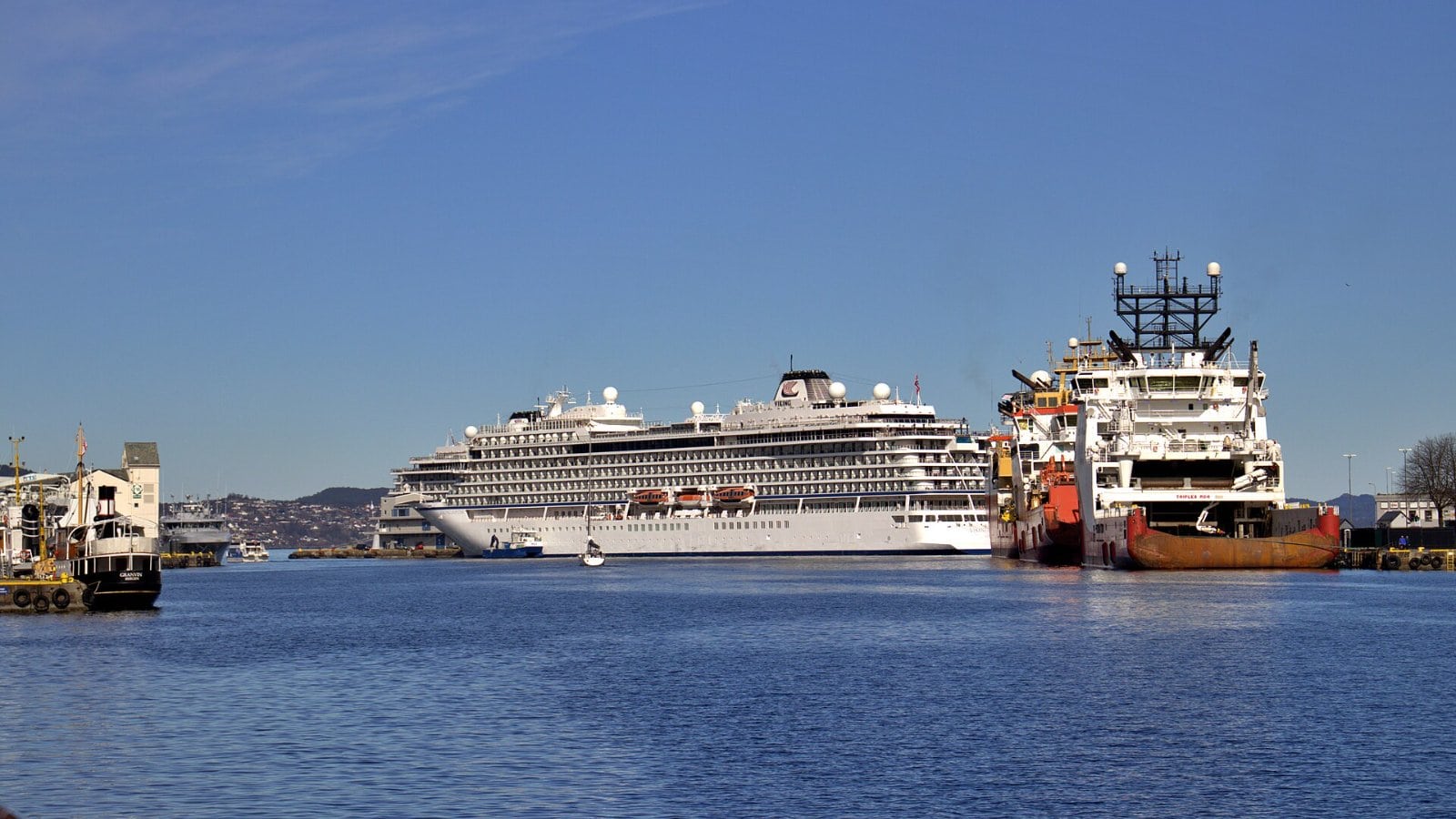 Viking Jupiter cruise ship at sea