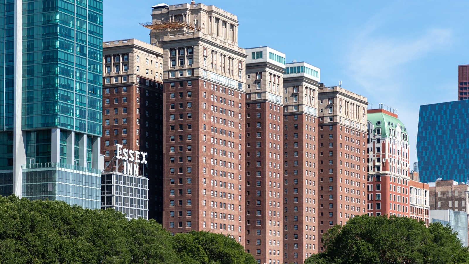 Exterior of the Hilton Chicago hotel building