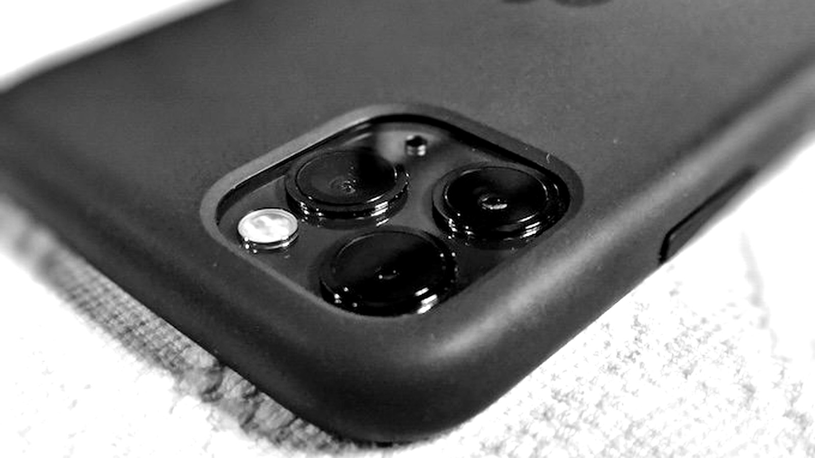 Apple product photography representing eligible hardware for airline shopping portal bonuses