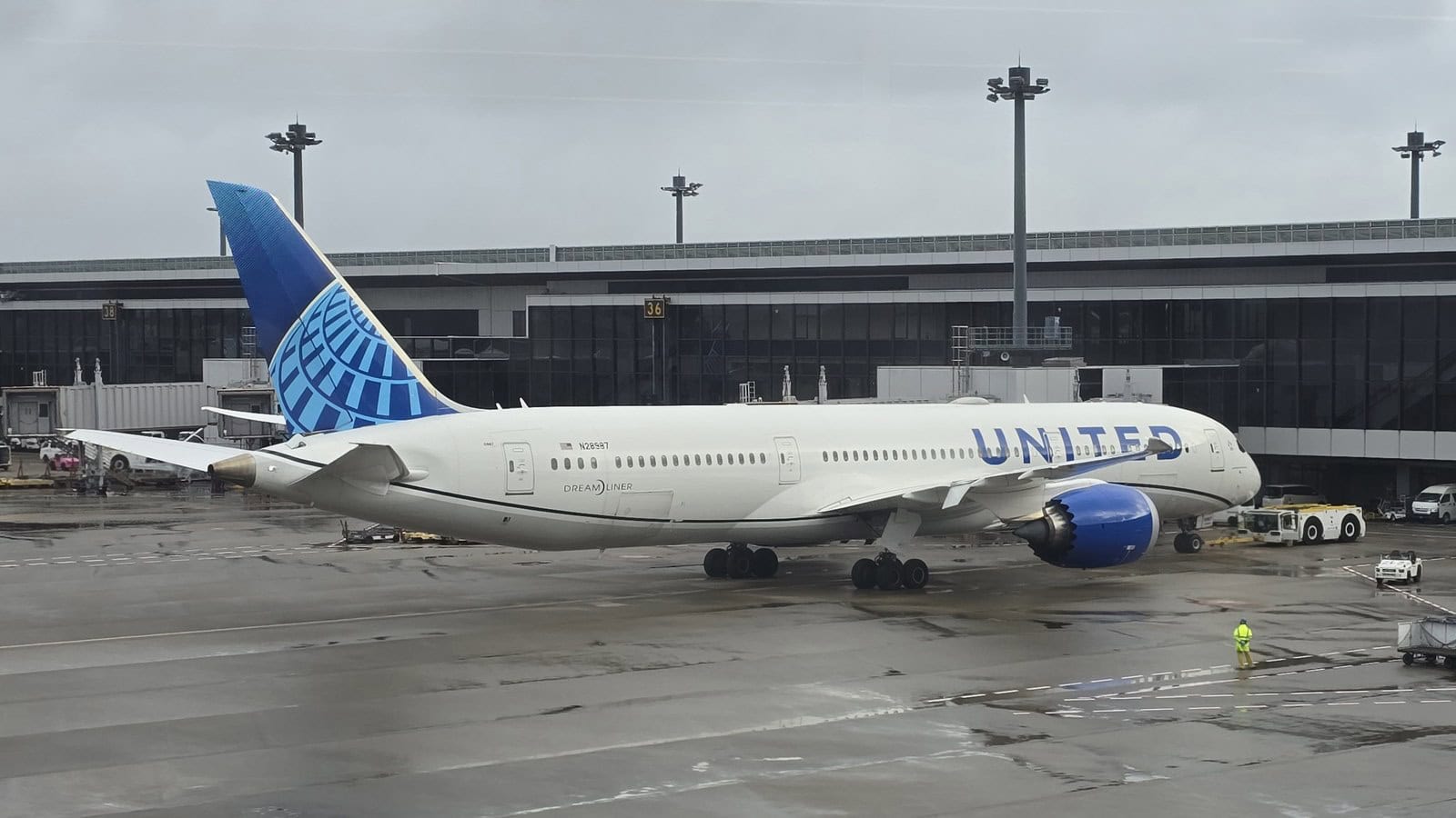United Airlines Boeing 787 Dreamliner representing the flight side of the Marriott Bonvoy and United MileagePlus promotion