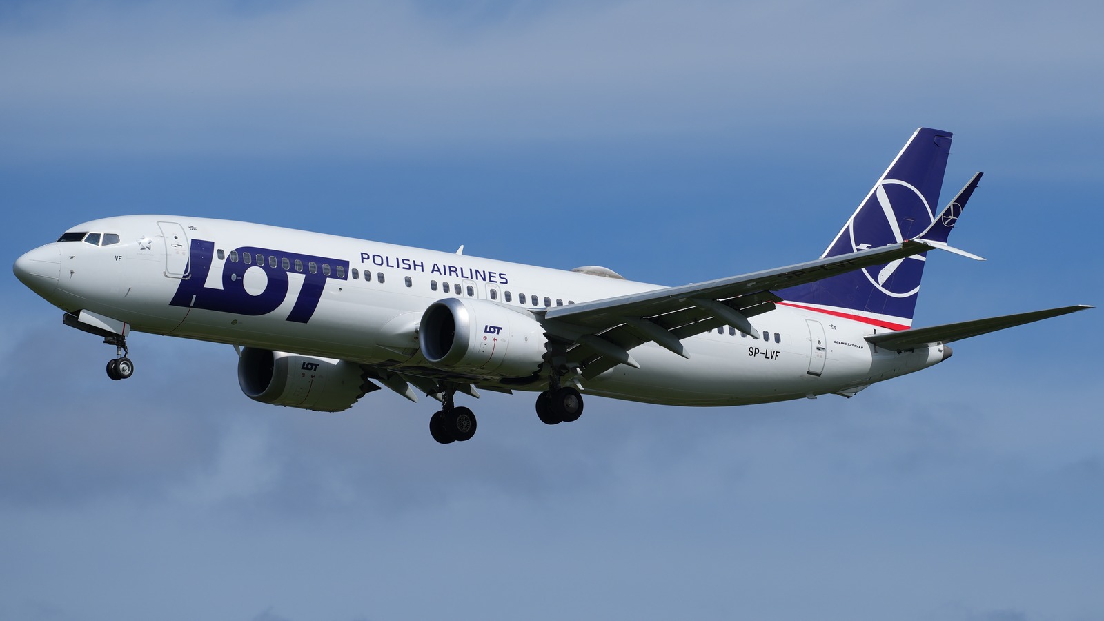 LOT Polish Airlines Boeing 737 MAX 8 on approach