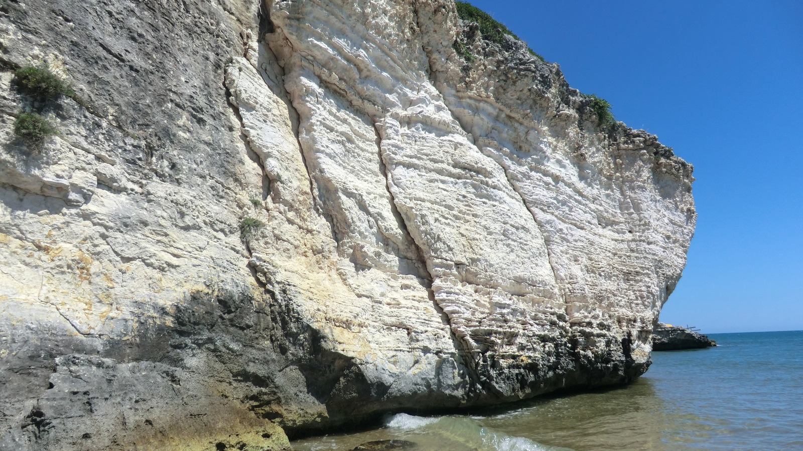 White limestone cliffs and turquoise water on the Vieste Gargano coast