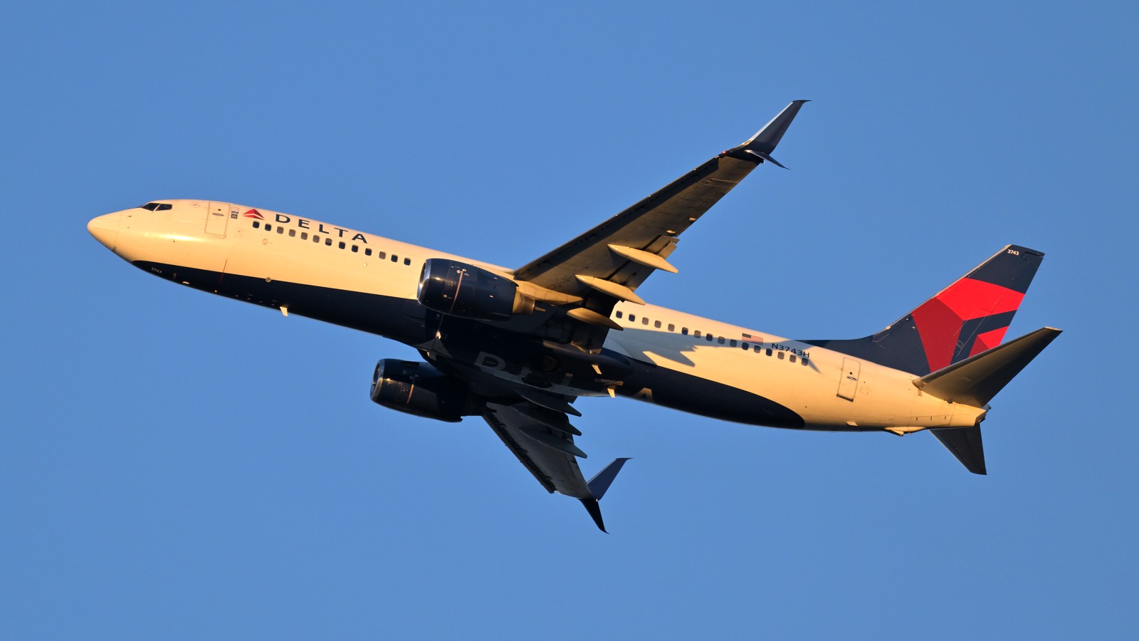 Delta Air Lines Boeing 737-800 departing Boston