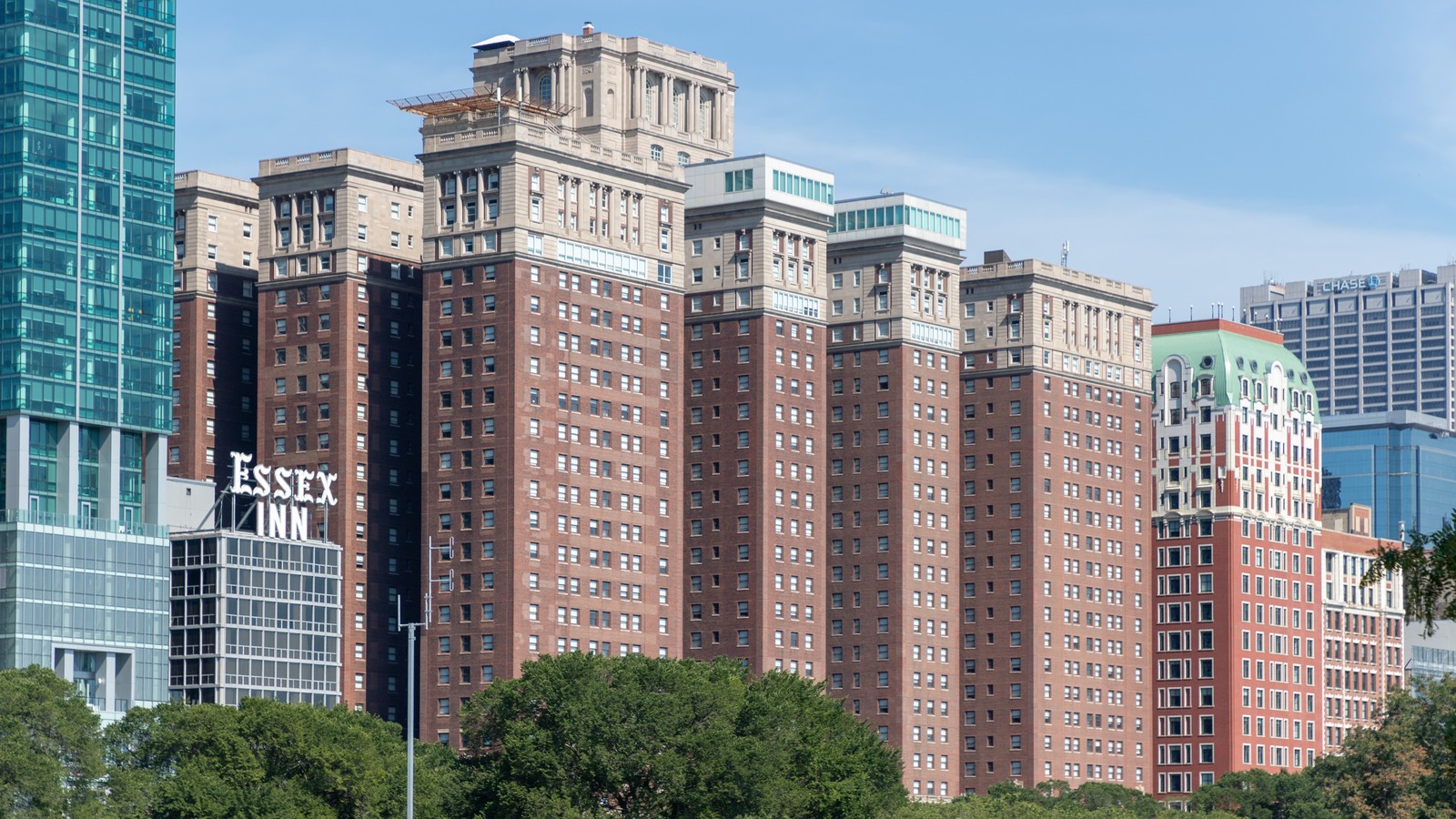 Exterior of the Hilton Chicago hotel building