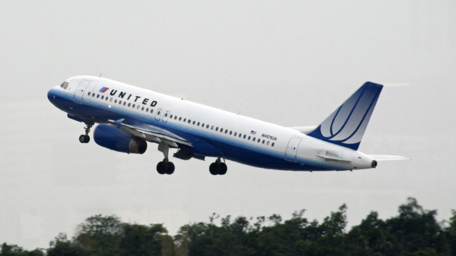 United Airlines Airbus A320 N401UA