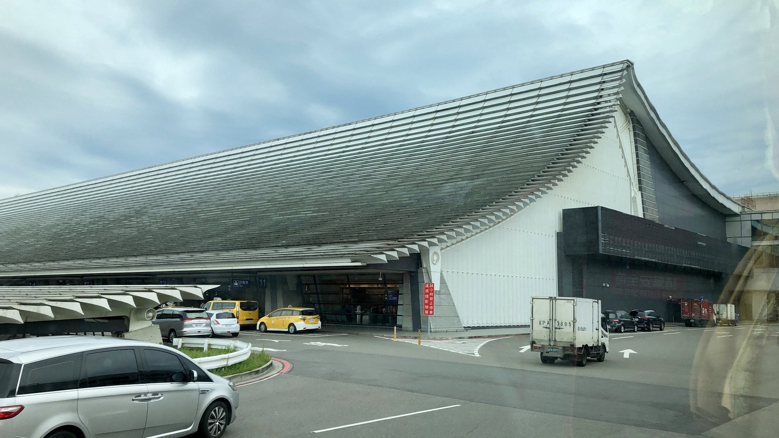 Taiwan Taoyuan International Airport Terminal 1 curb and exterior