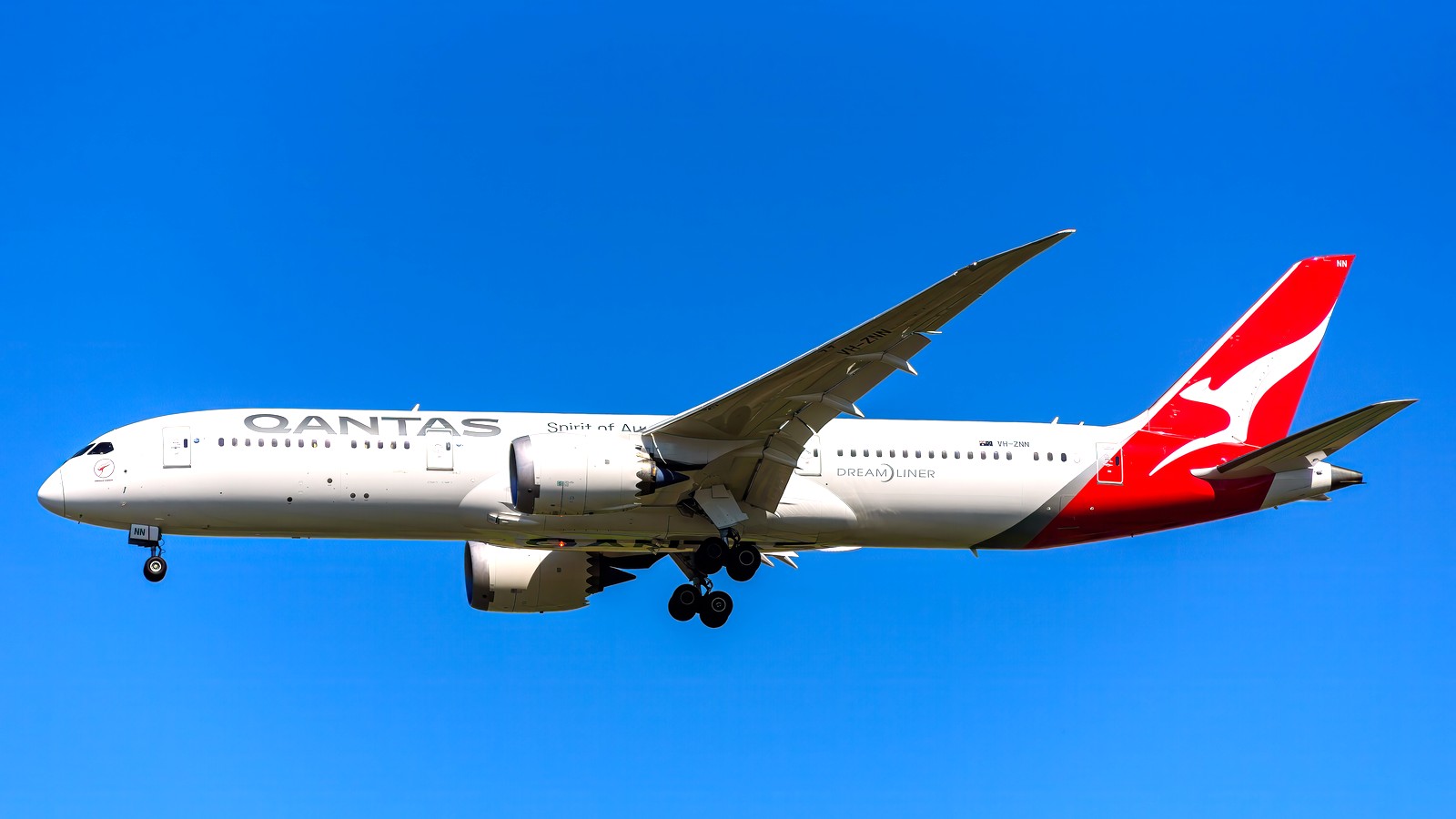 Qantas Boeing 787-9 on final approach to Melbourne Airport
