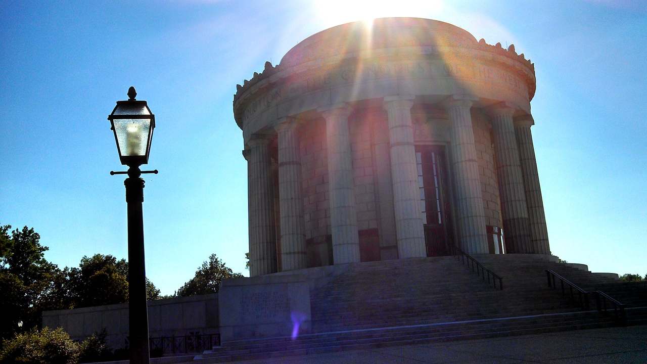 Memorial plaza columns