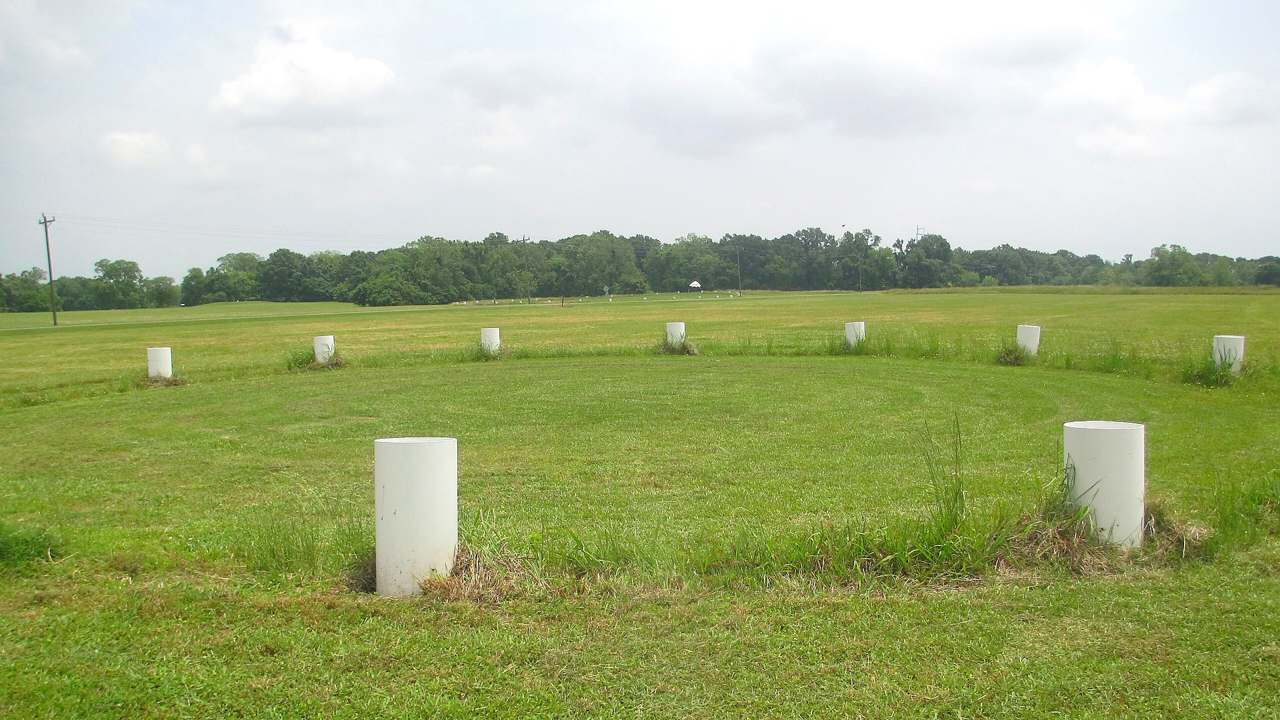 Concentric earthen ridges