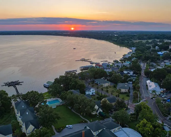 Lakeside Inn beside Lake Dora