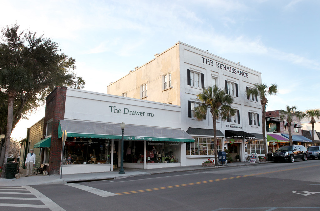 Antique and specialty shops in downtown Mount Dora
