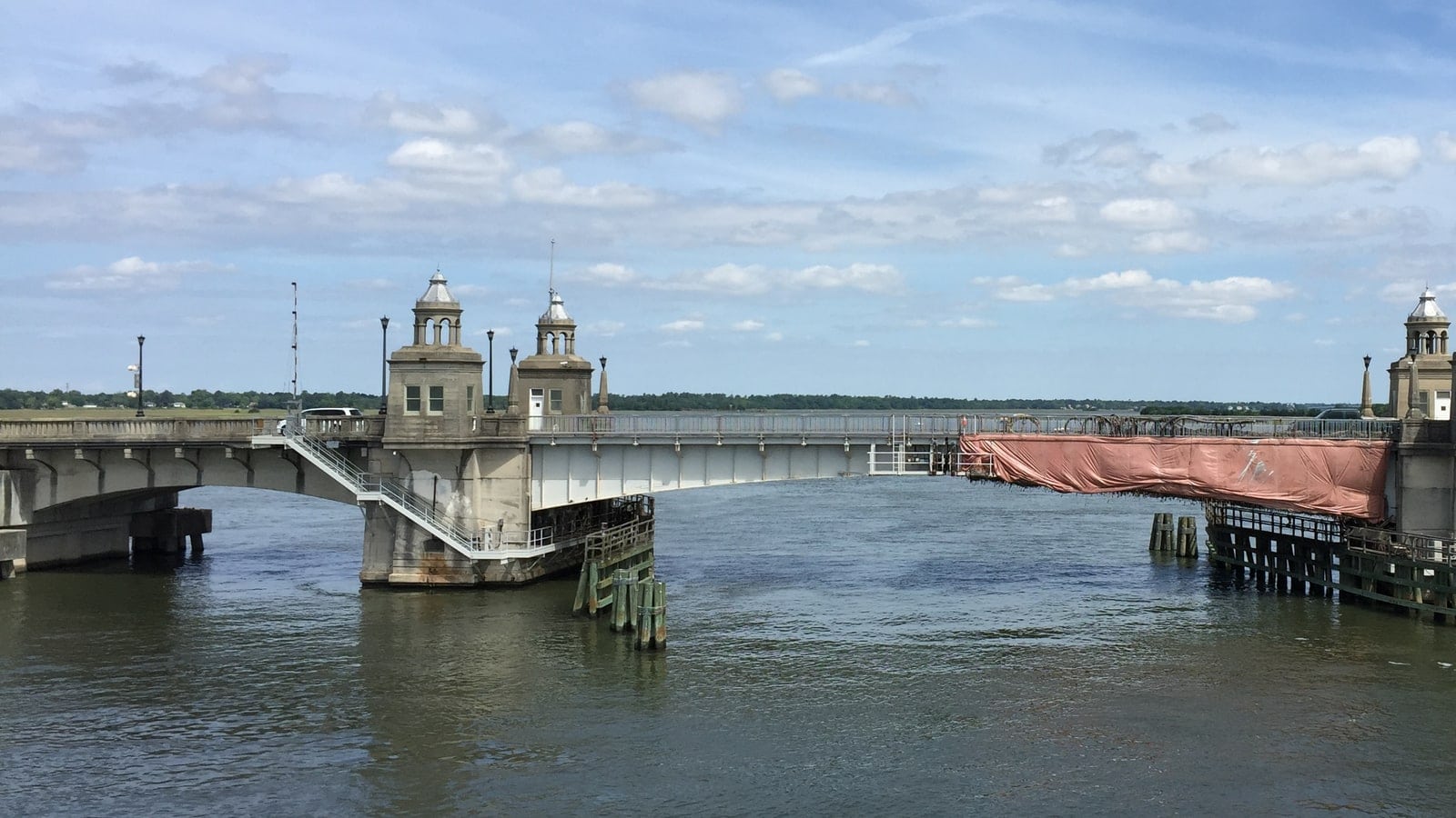 The Ashley River Memorial Bridge between the Charleston peninsula and West Ashley