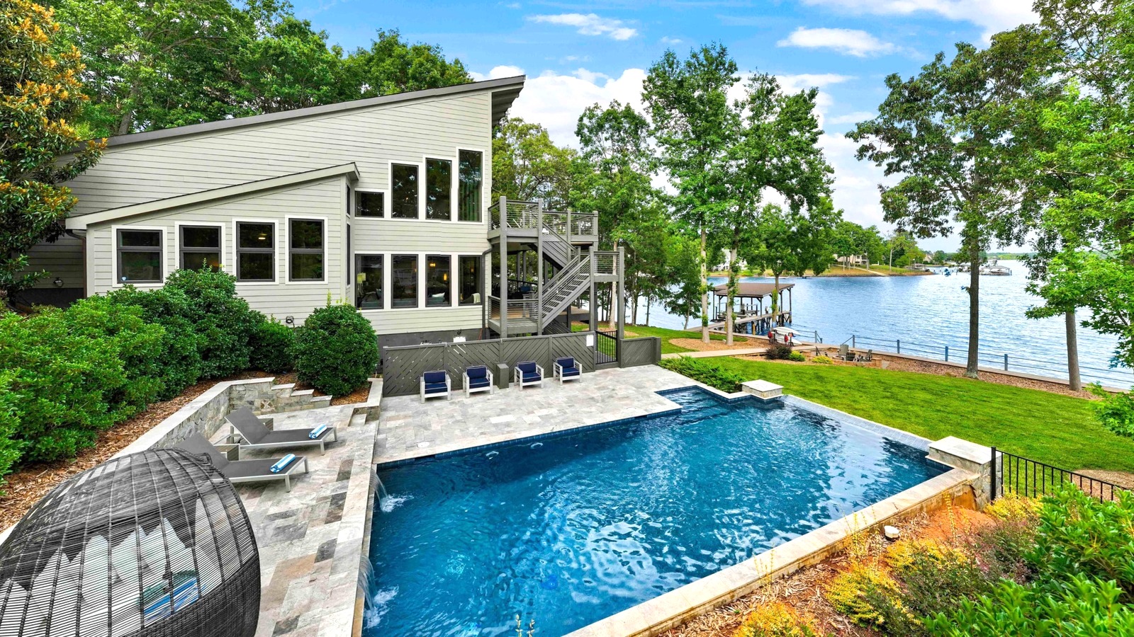 Lakefront vacation home representing Homes and Villas by Marriott Bonvoy rentals