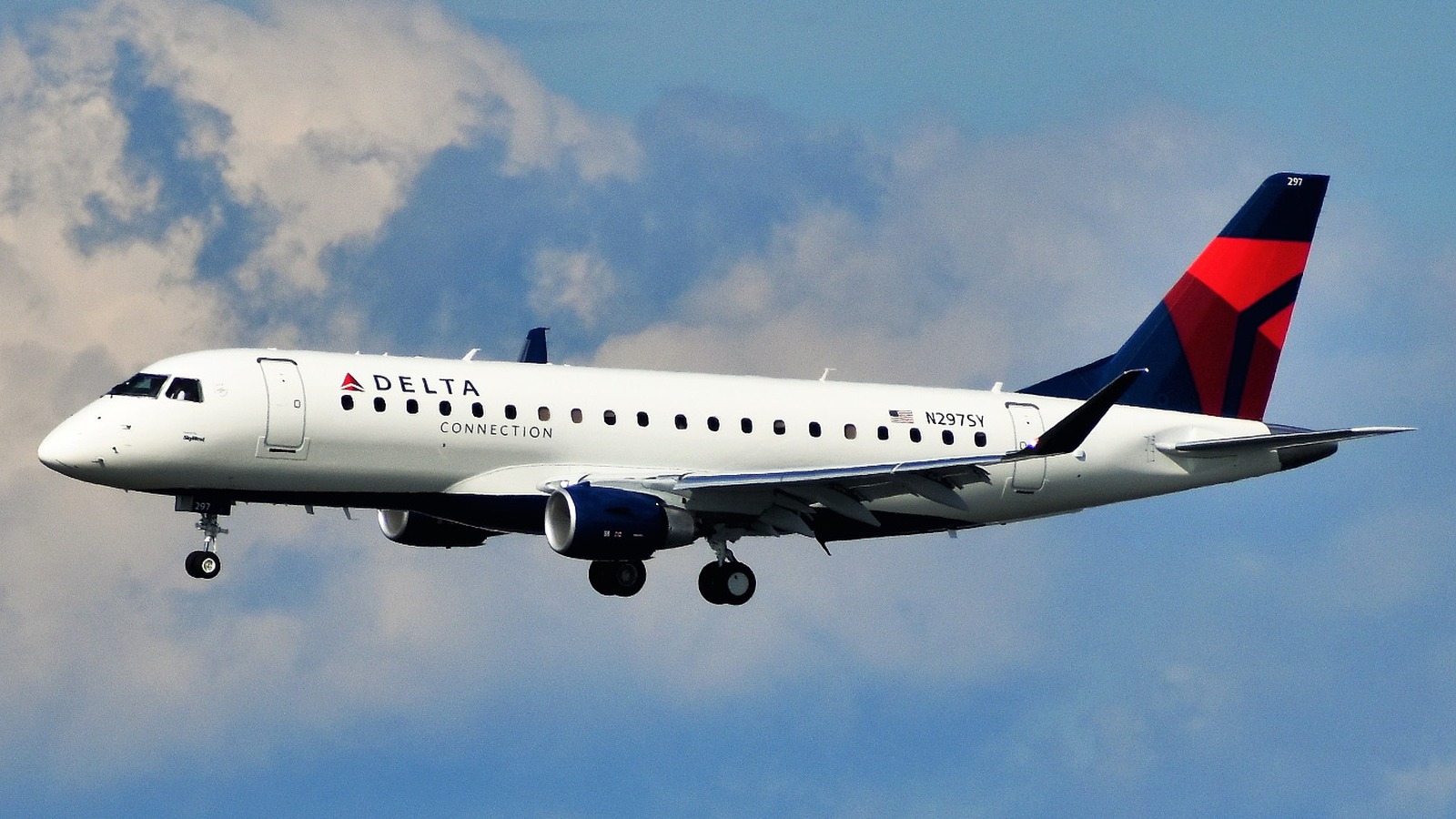 Delta Connection Embraer E175 approaching LaGuardia Airport in Delta livery
