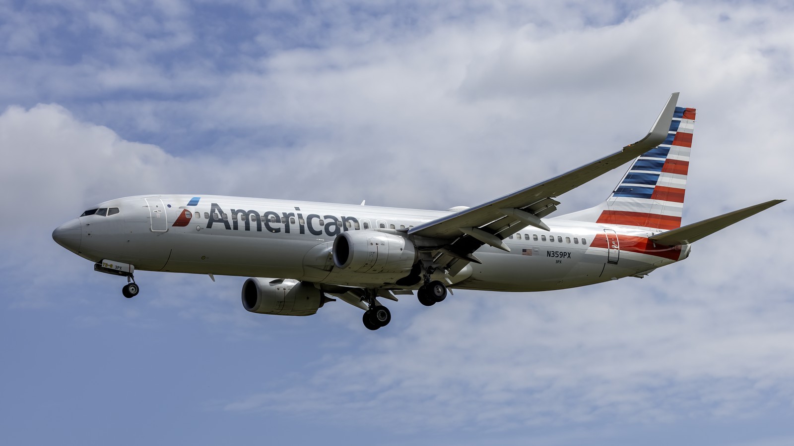American Airlines Boeing 737-800 in flight with airline livery clearly visible