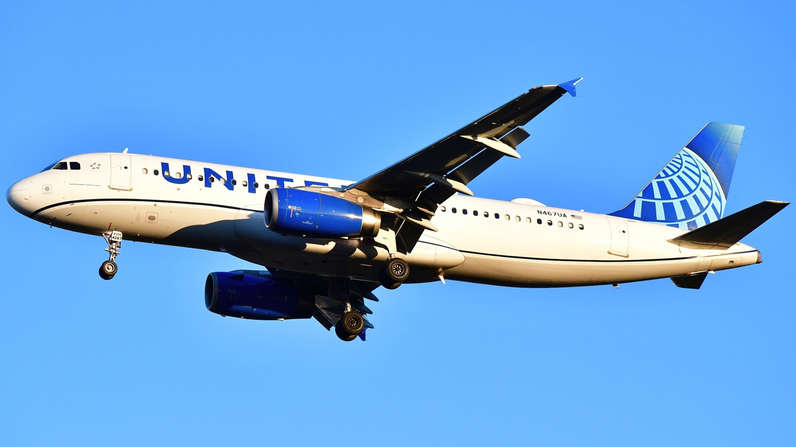 United Airlines Airbus A320 airliner in flight
