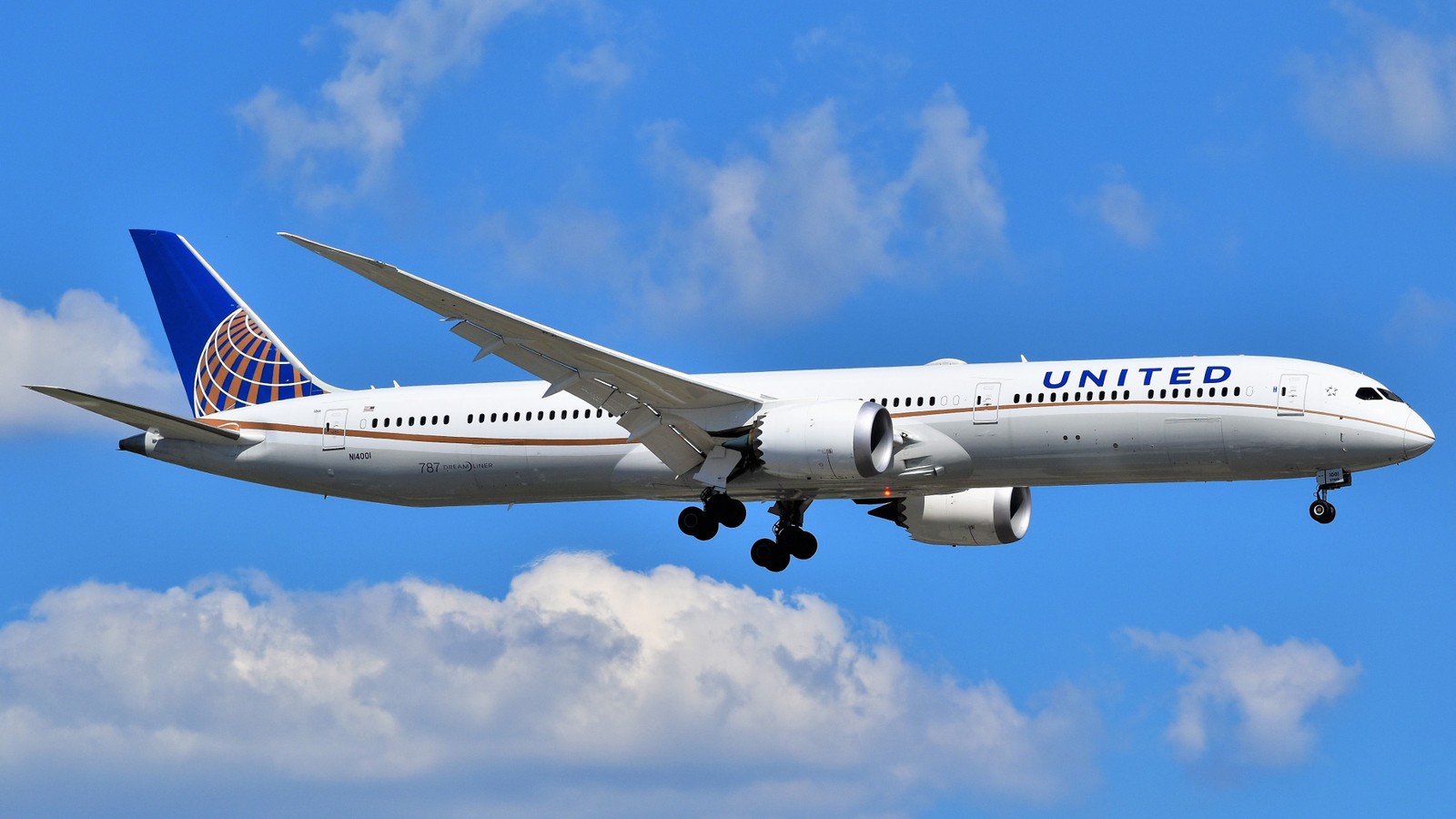 United Airlines Boeing 787 approaching Newark Liberty International Airport