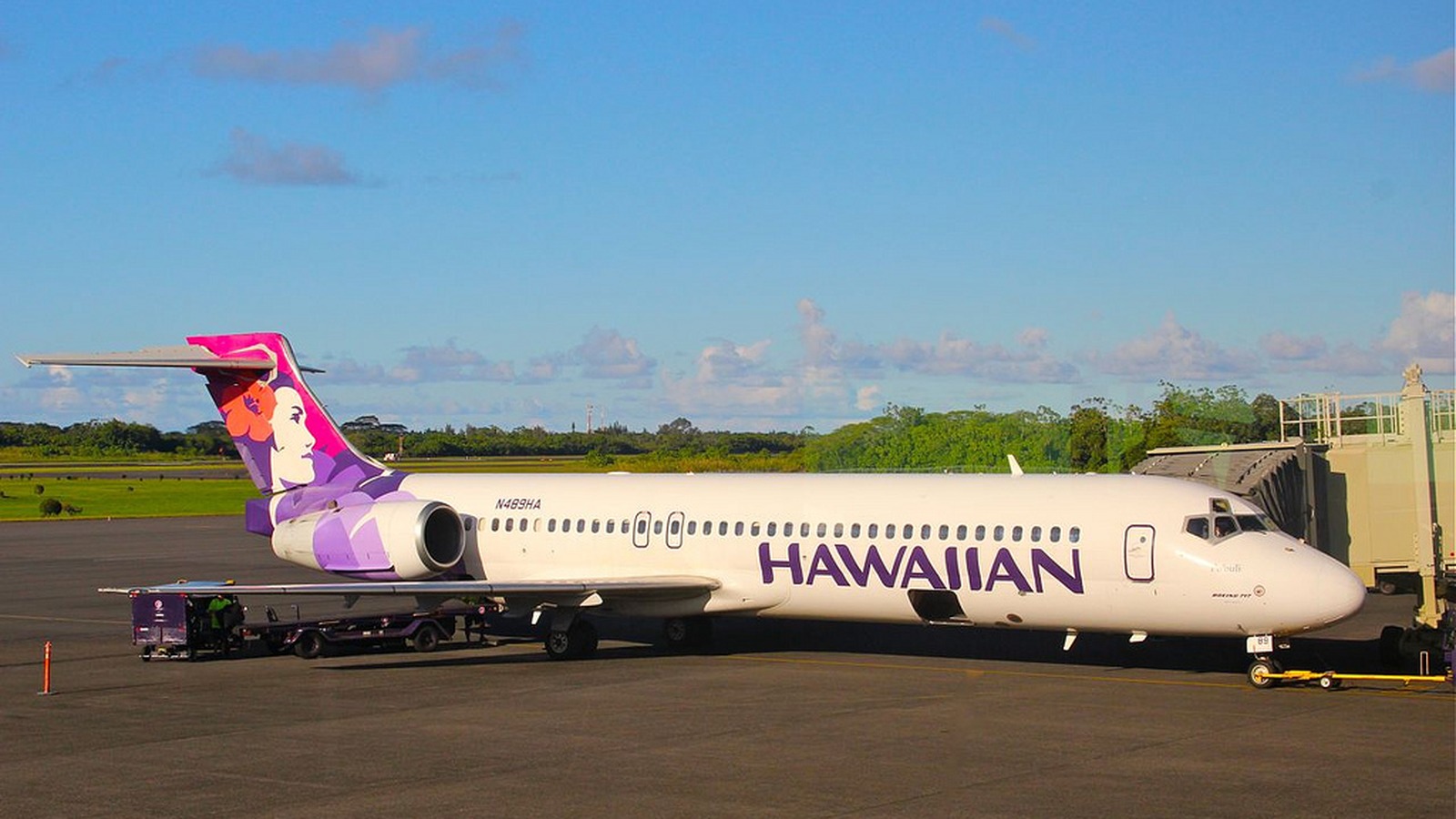 Hawaiian Airlines Boeing 717 parked at a jetway at Hilo International Airport