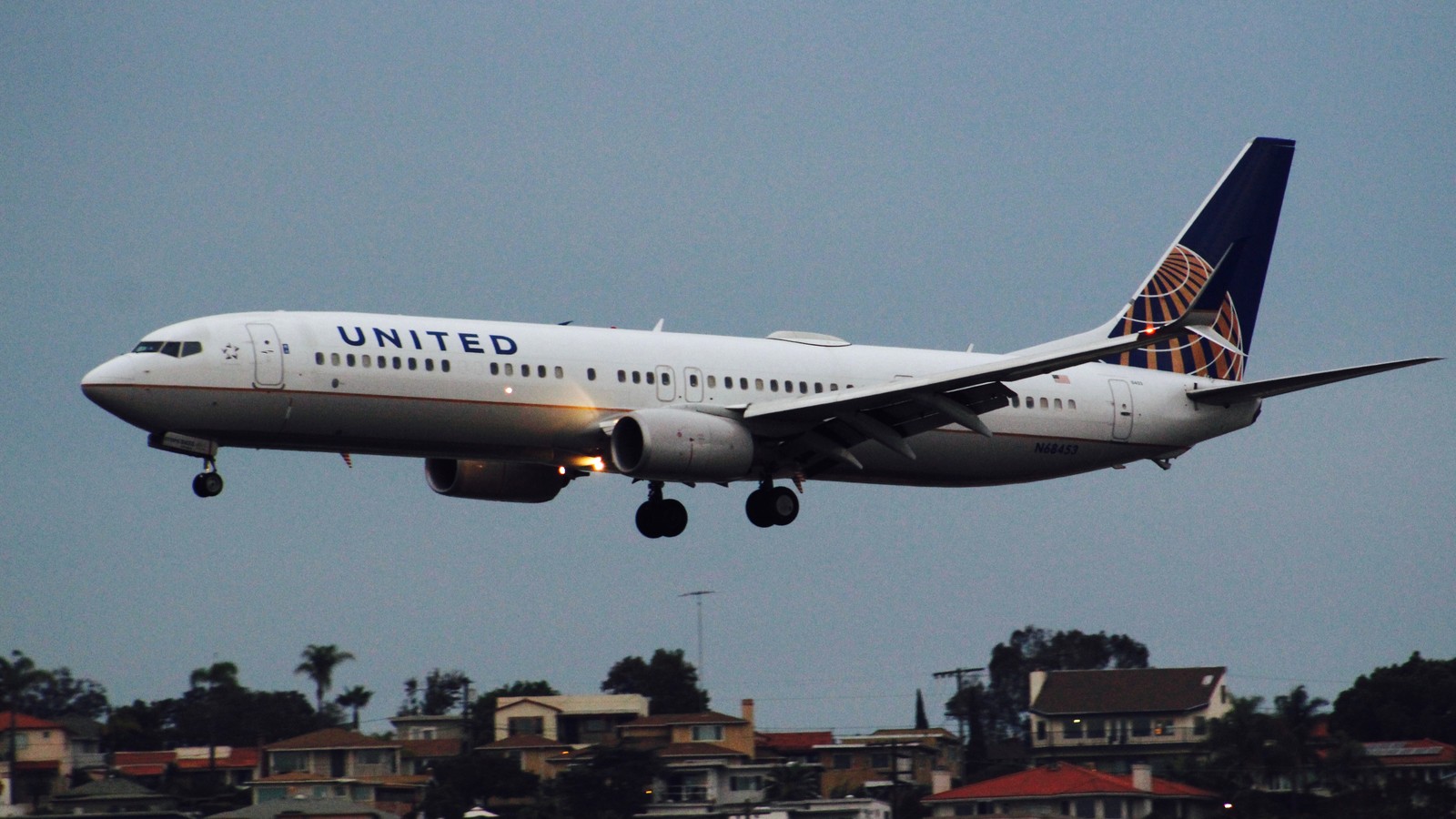 United Airlines Boeing 737-900 in flight in United livery