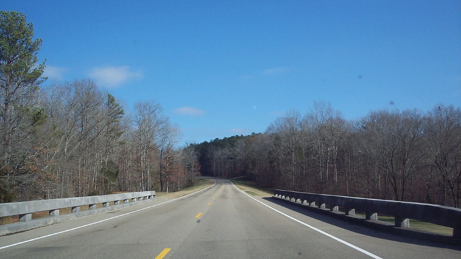 Tree-lined Natchez Trace Parkway roadway corridor in Mississippi