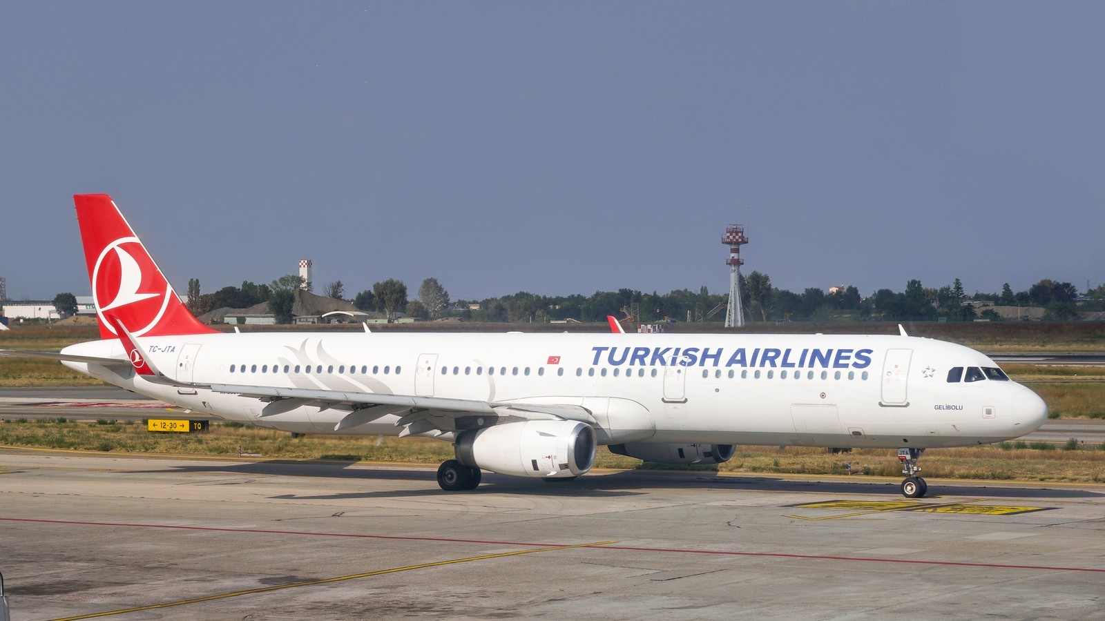 Turkish Airlines A321 in red-tail livery on the ramp