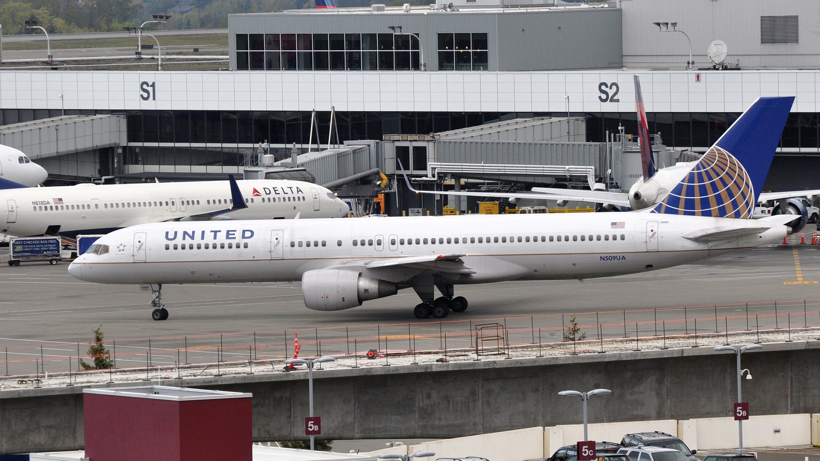 United Airlines Boeing 757 on the ground at Seattle-Tacoma International Airport