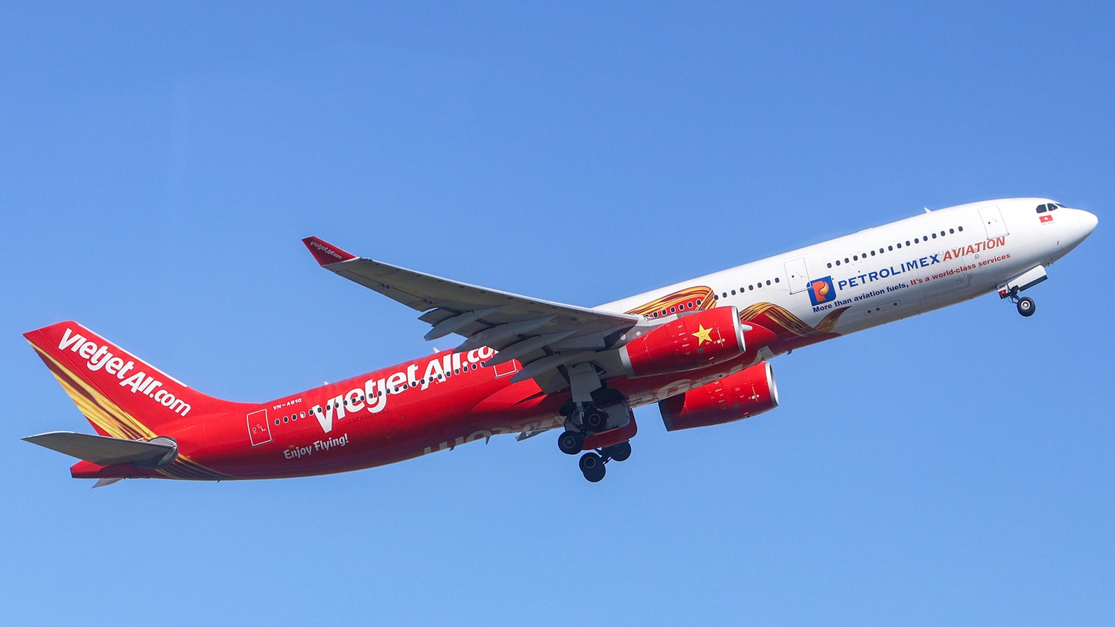 Vietjet Airbus A330 climbing after departure from Sydney with readable Vietjet titles
