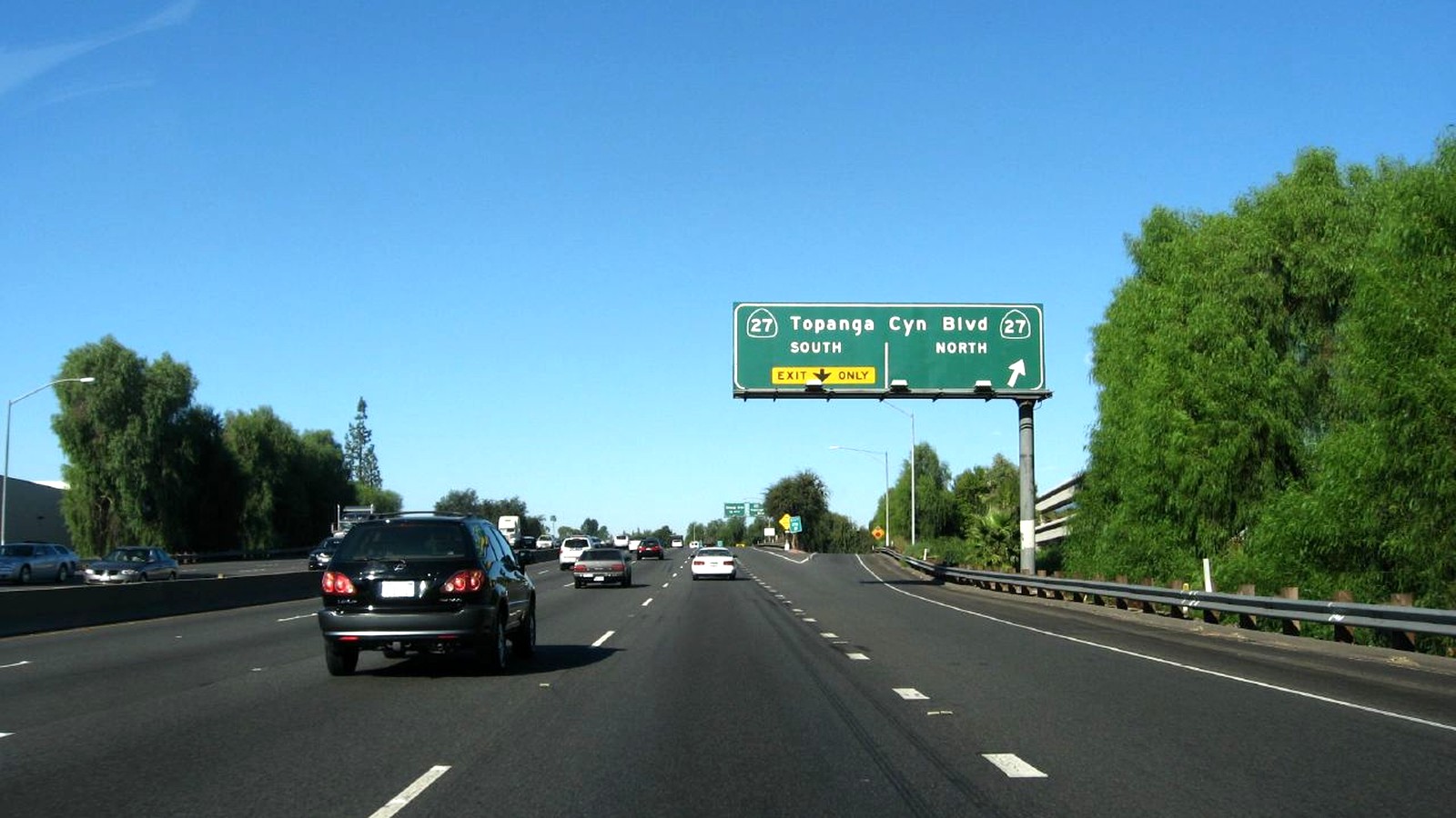 Northbound U.S. 101 approaching the State Route 27 Topanga Canyon exit in California