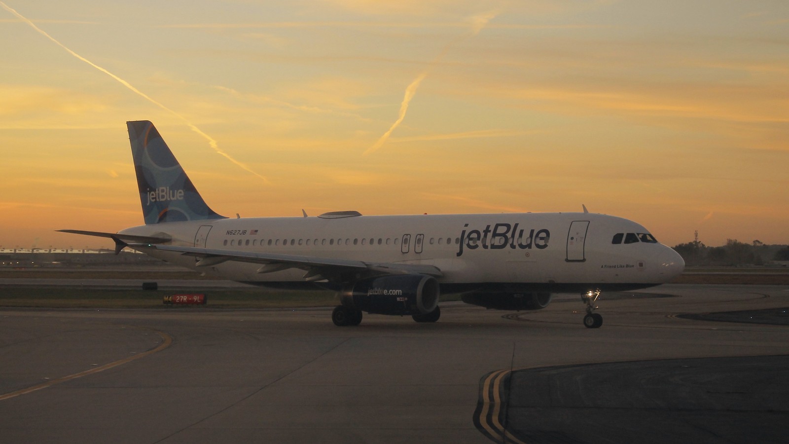 JetBlue Airbus A320 on the ramp in carrier livery