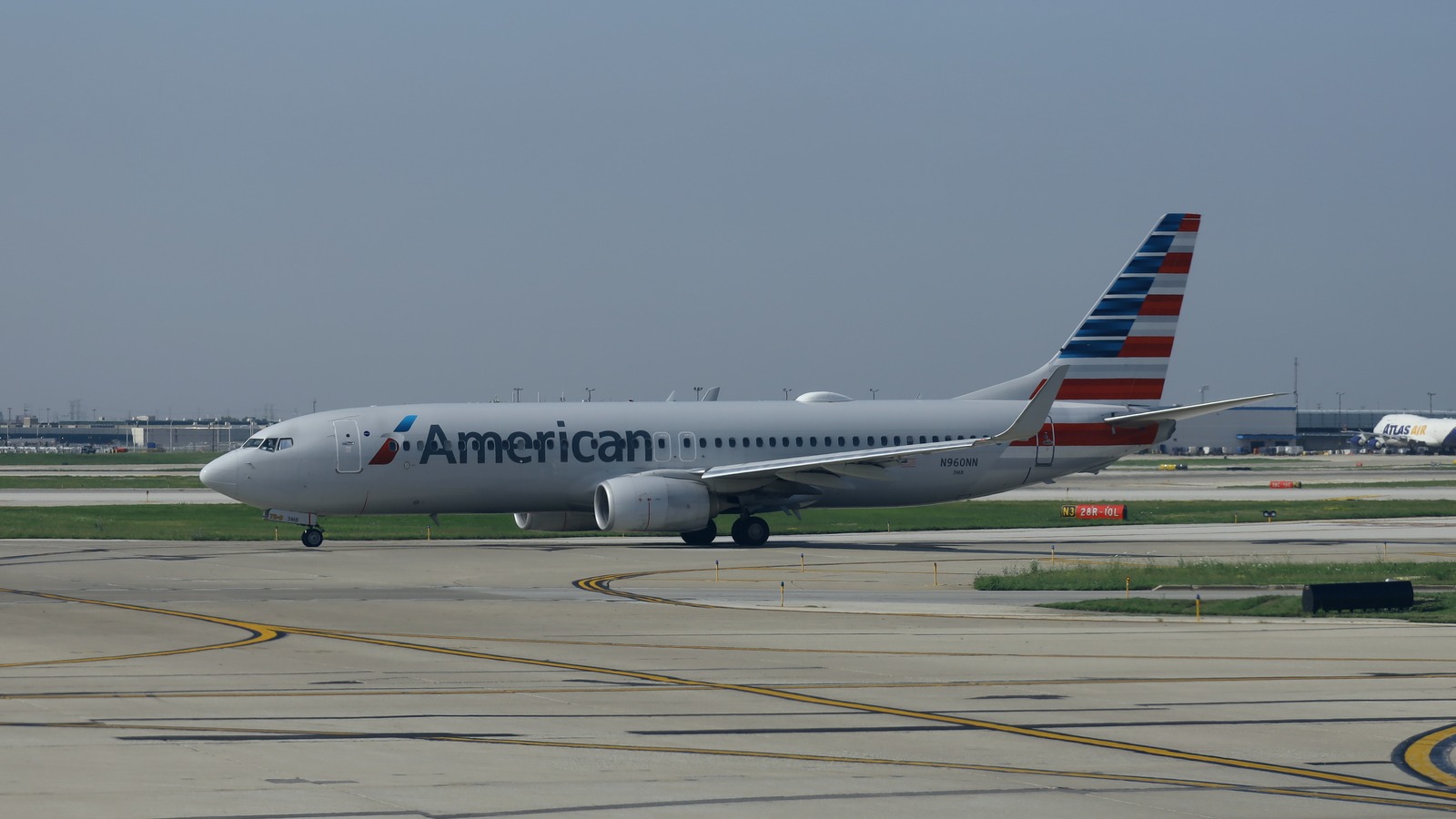 American Airlines Boeing 737-800 taxiing at Chicago O'Hare International Airport