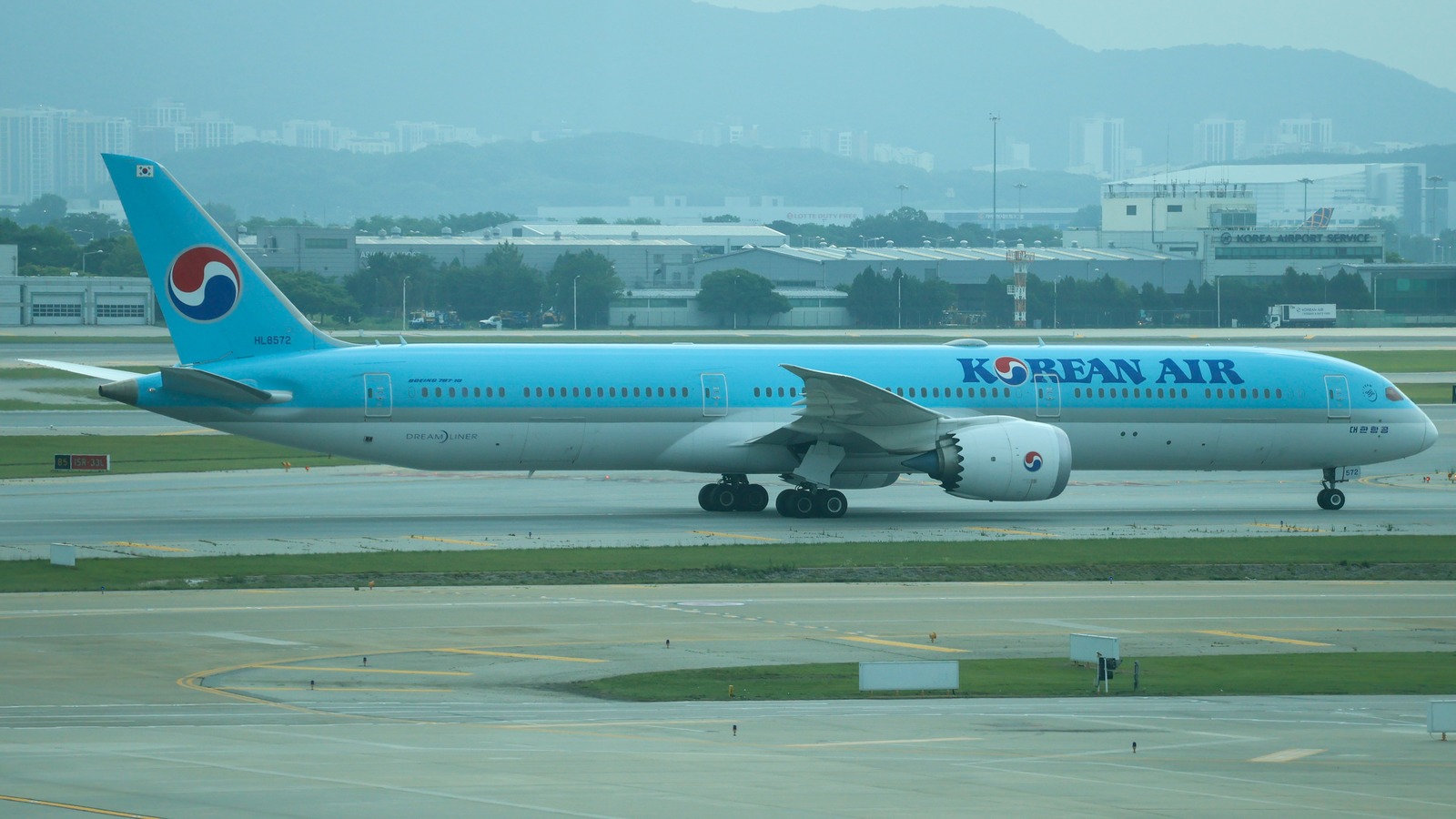 Korean Air Boeing 787-10 HL8572 on the ground at Incheon International Airport