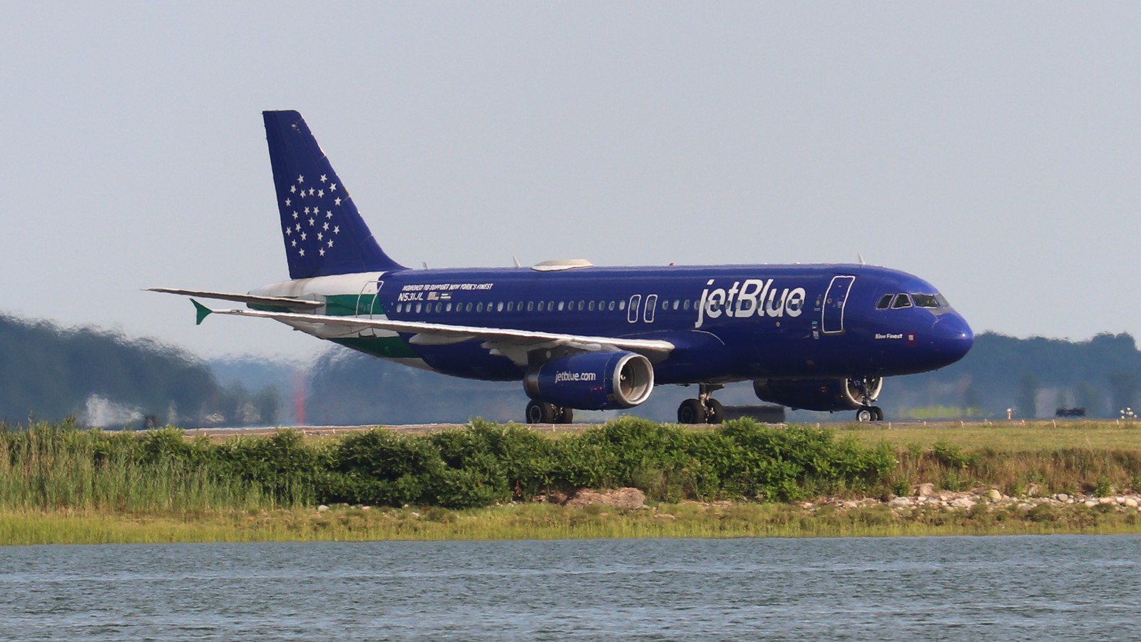 JetBlue Airbus A320 arriving at Boston Logan Airport