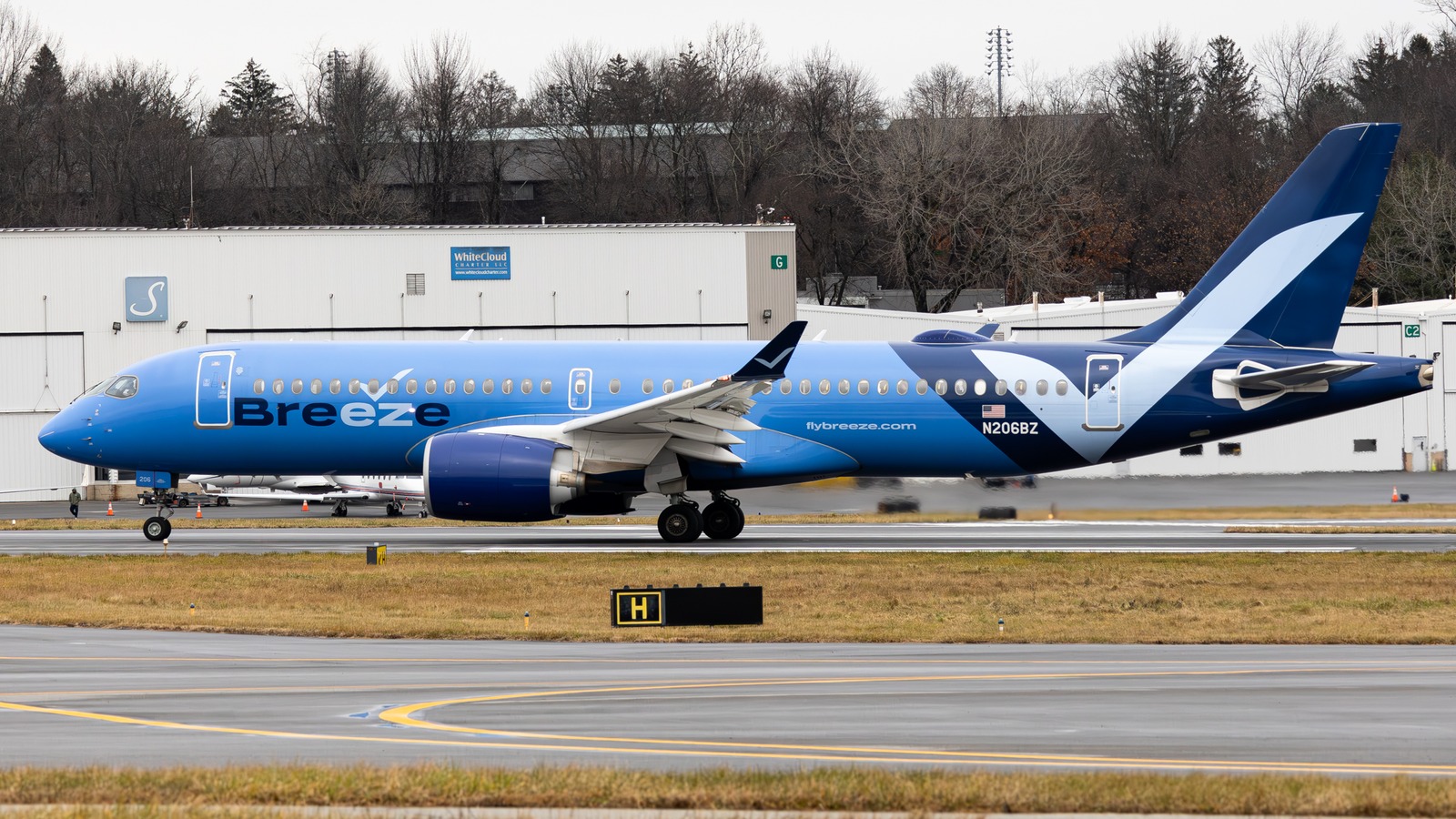 Breeze Airways Airbus A220-300 N206BZ on the taxiway with clear Breeze livery