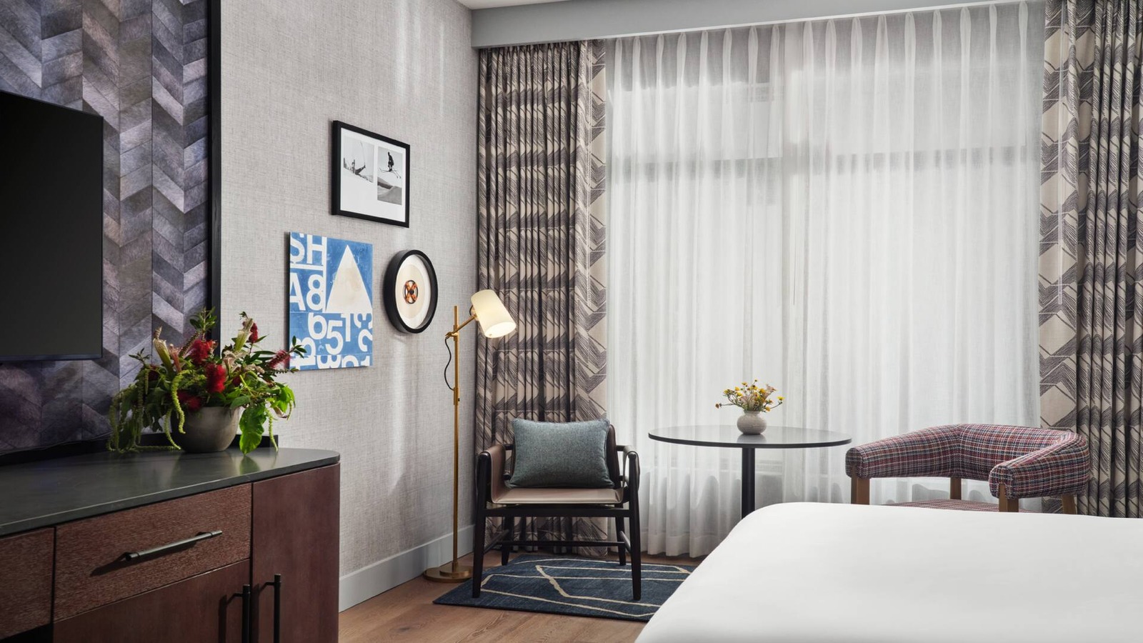 Canopy by Hilton Deer Valley guestroom with bed and lounge seating