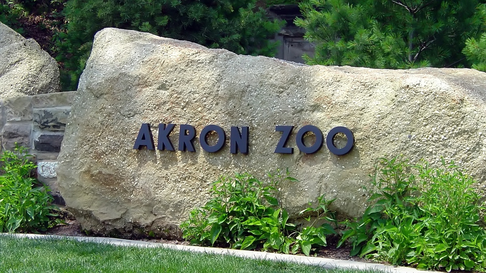 Akron Zoo entrance sign