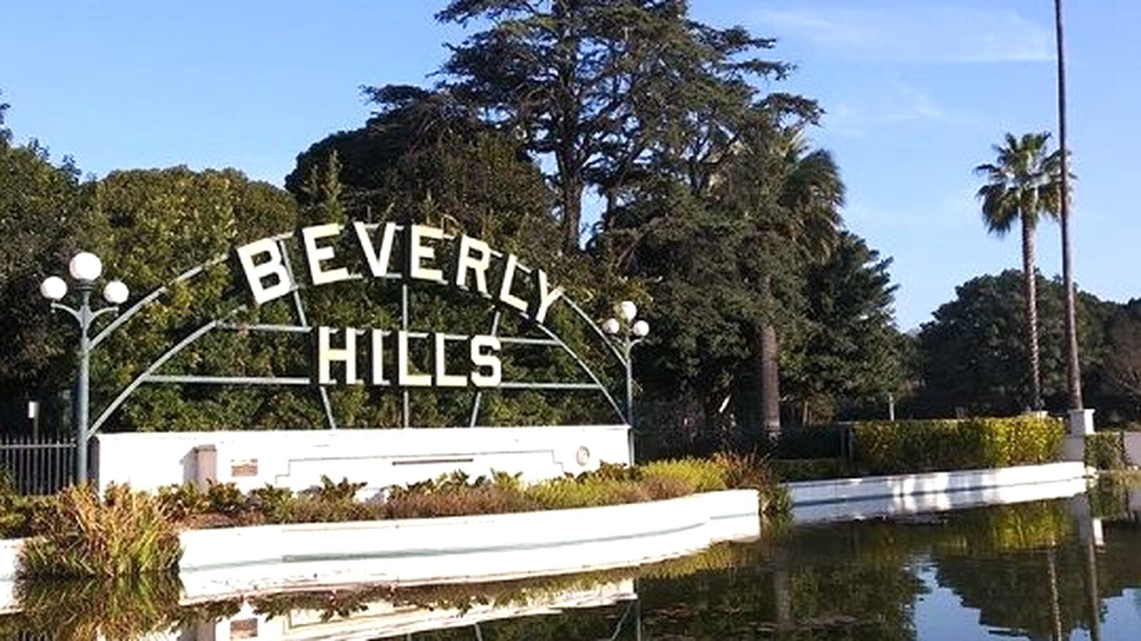 Beverly Hills sign and lily pond in Beverly Gardens Park