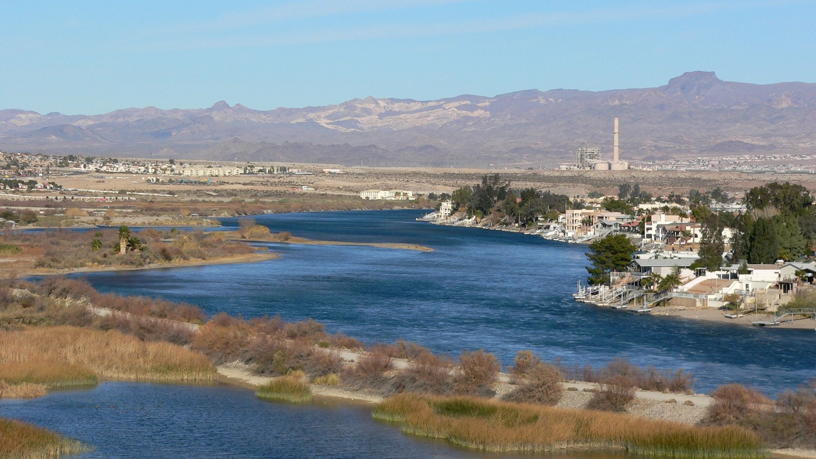 Colorado River shoreline at Bullhead City