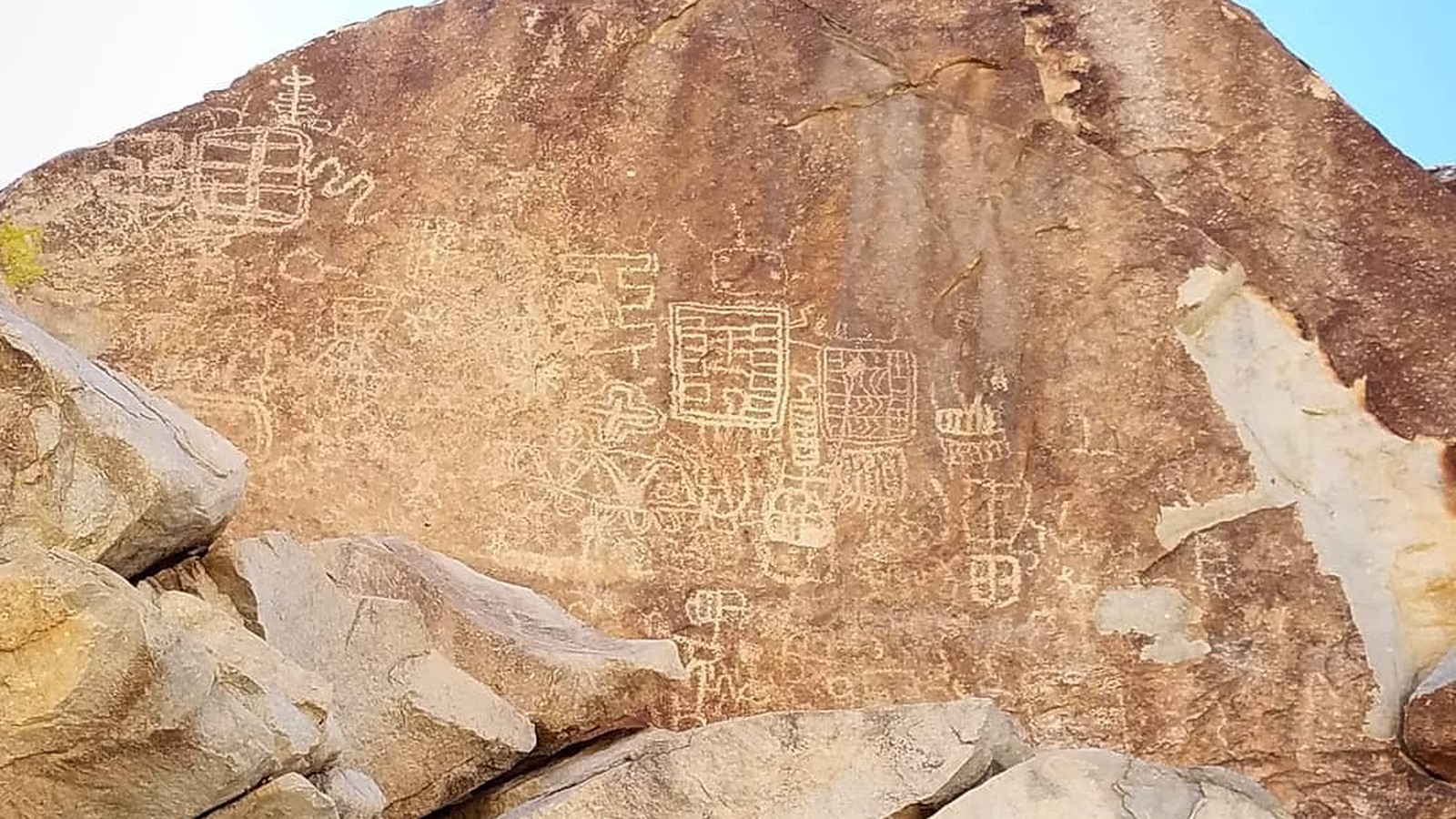 Rock art boulders in Grapevine Canyon
