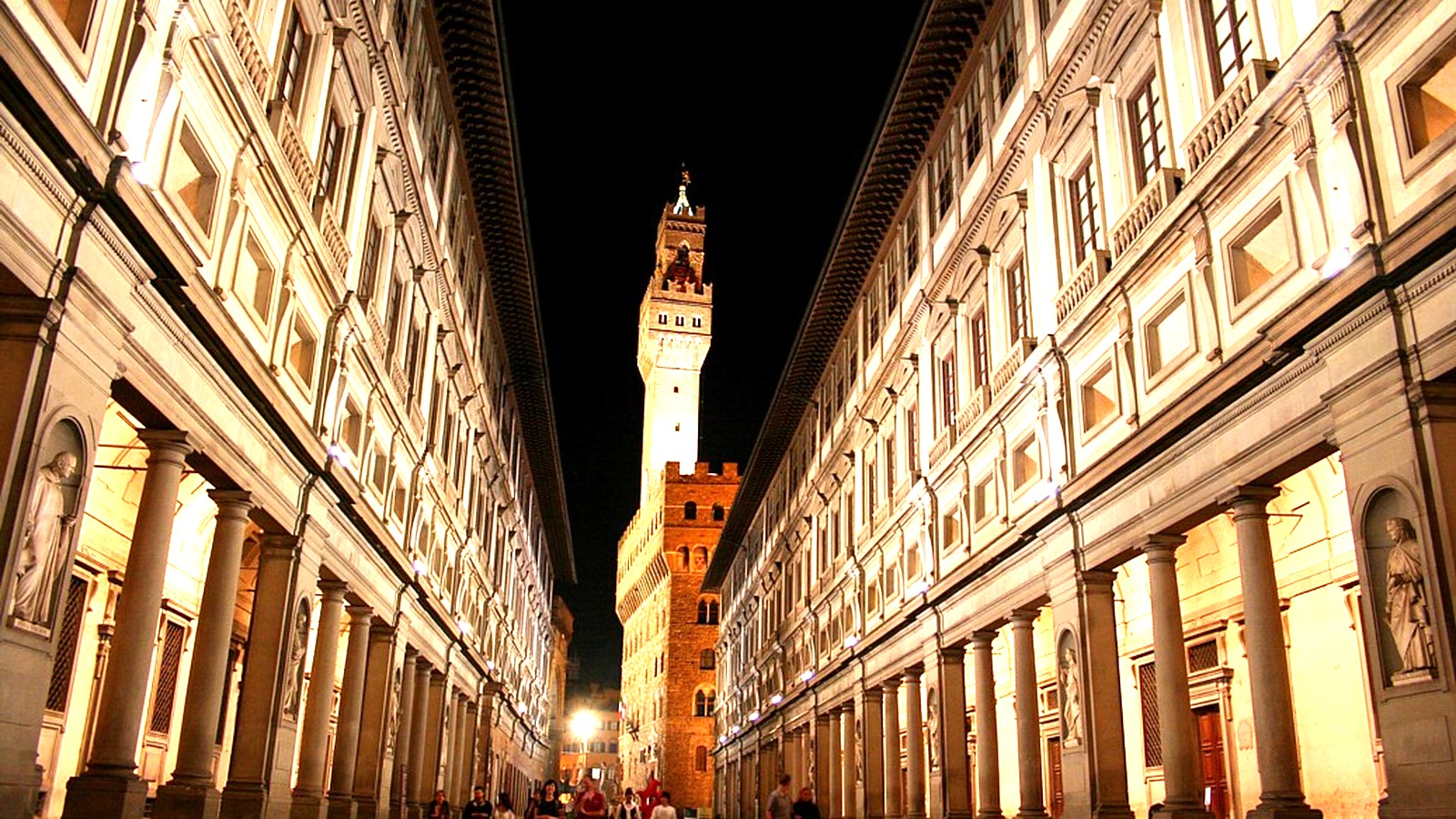 Uffizi Gallery courtyard in Florence
