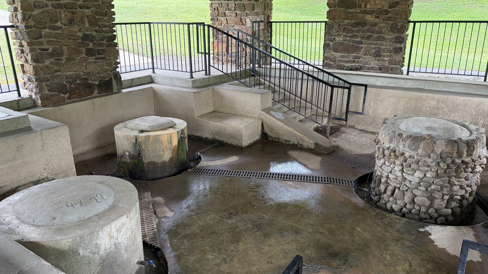 Mineral spring structure and park landscape in Heber Springs