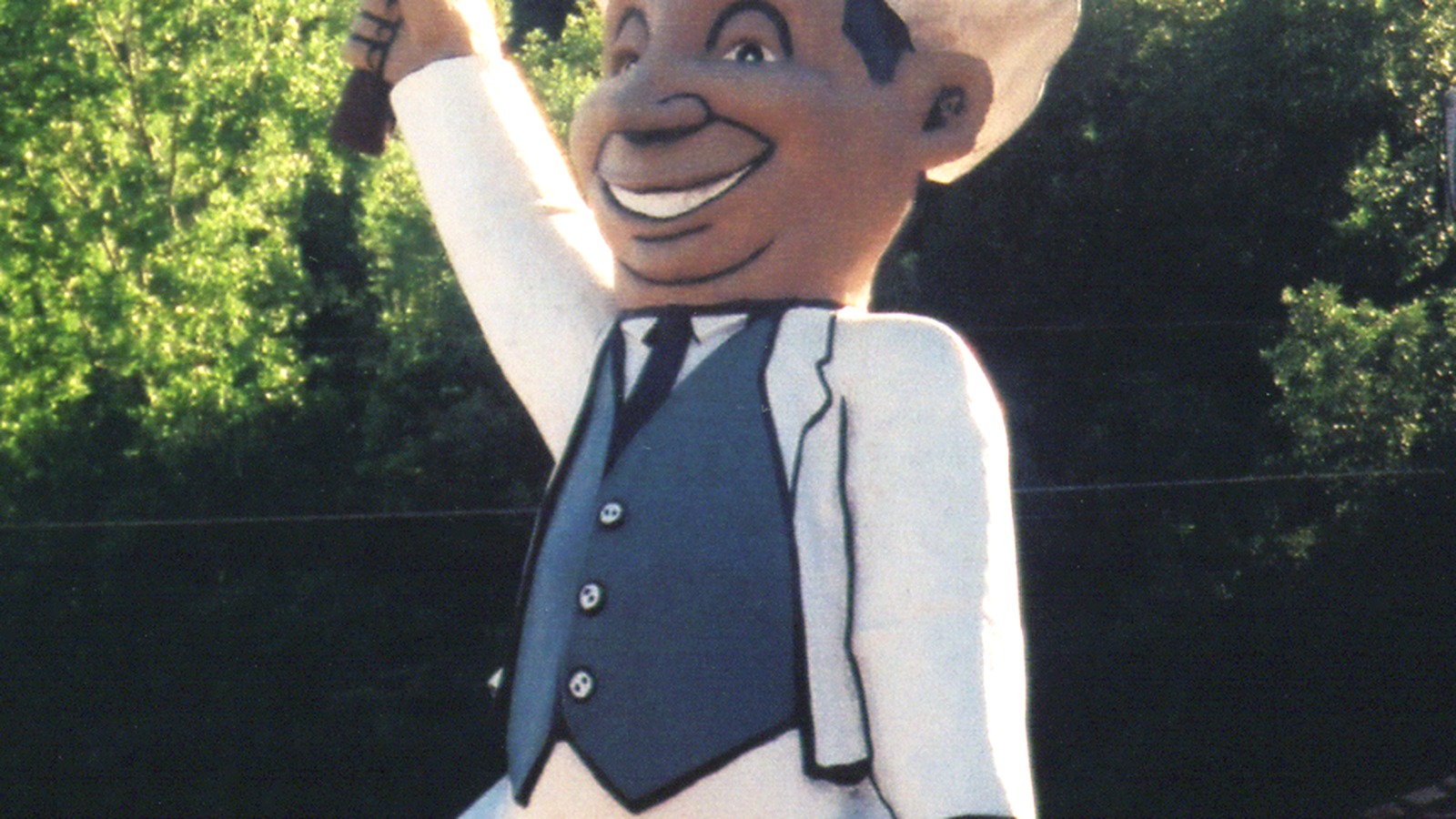 The surviving Happy Chef roadside statue in Mankato