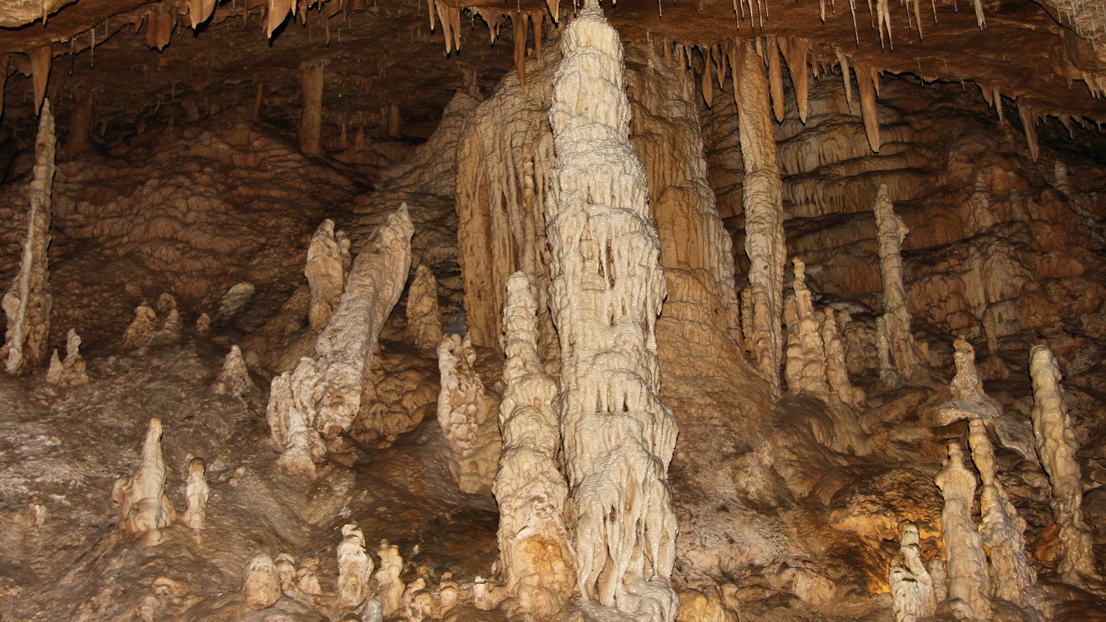 Pluto's Anteroom inside Natural Bridge Caverns
