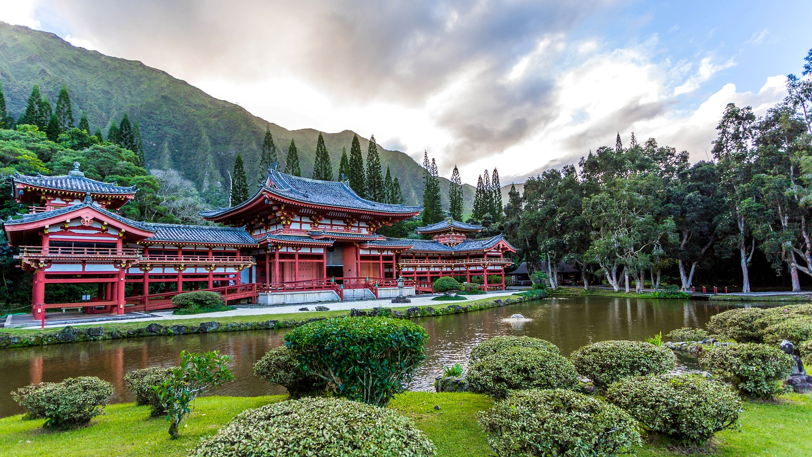 Byodo-In Temple and reflecting pond