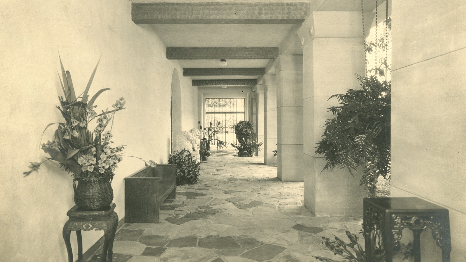 Interior passageway at Honolulu Museum of Art