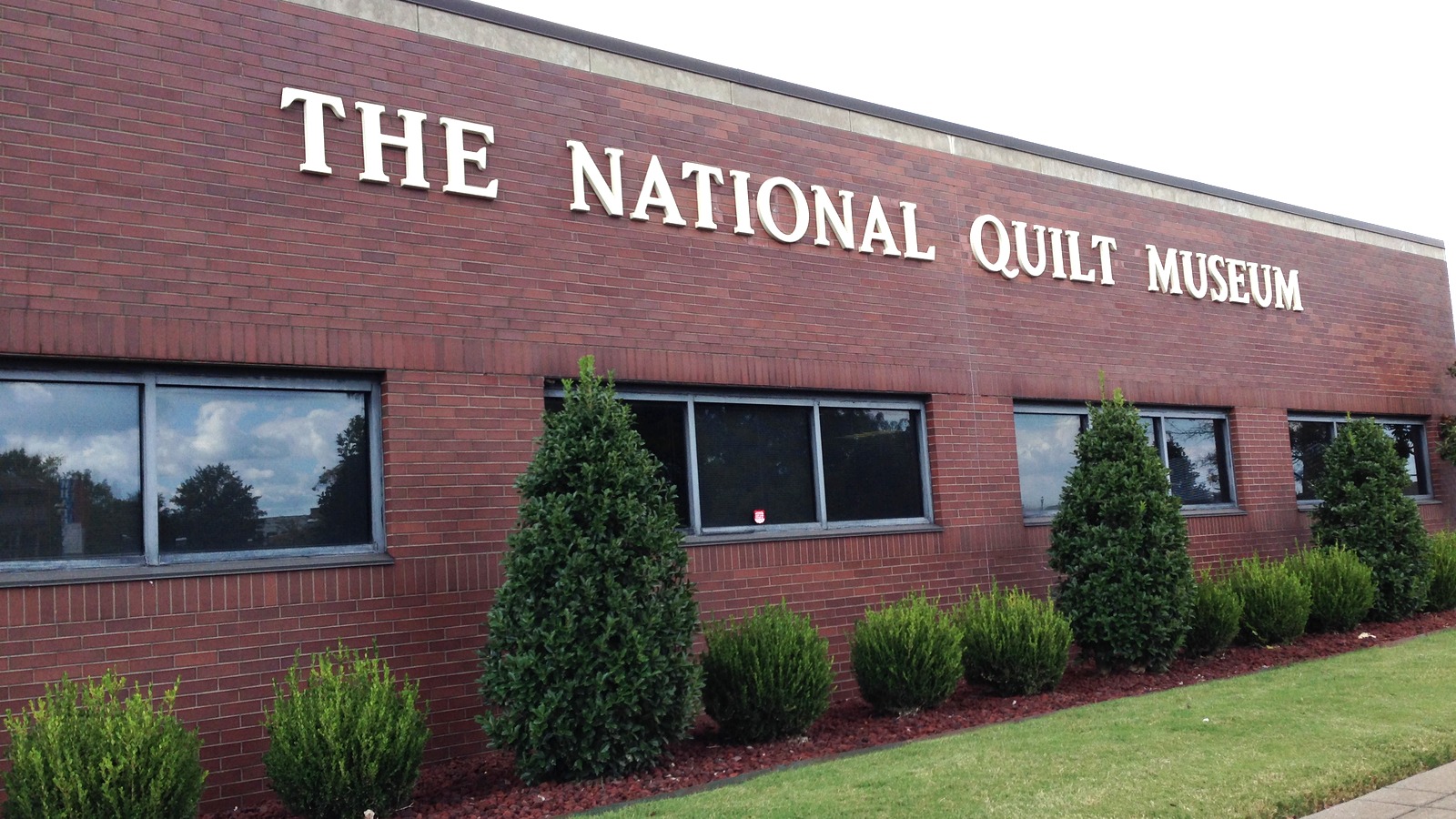 National Quilt Museum entrance and quilt mural in Paducah