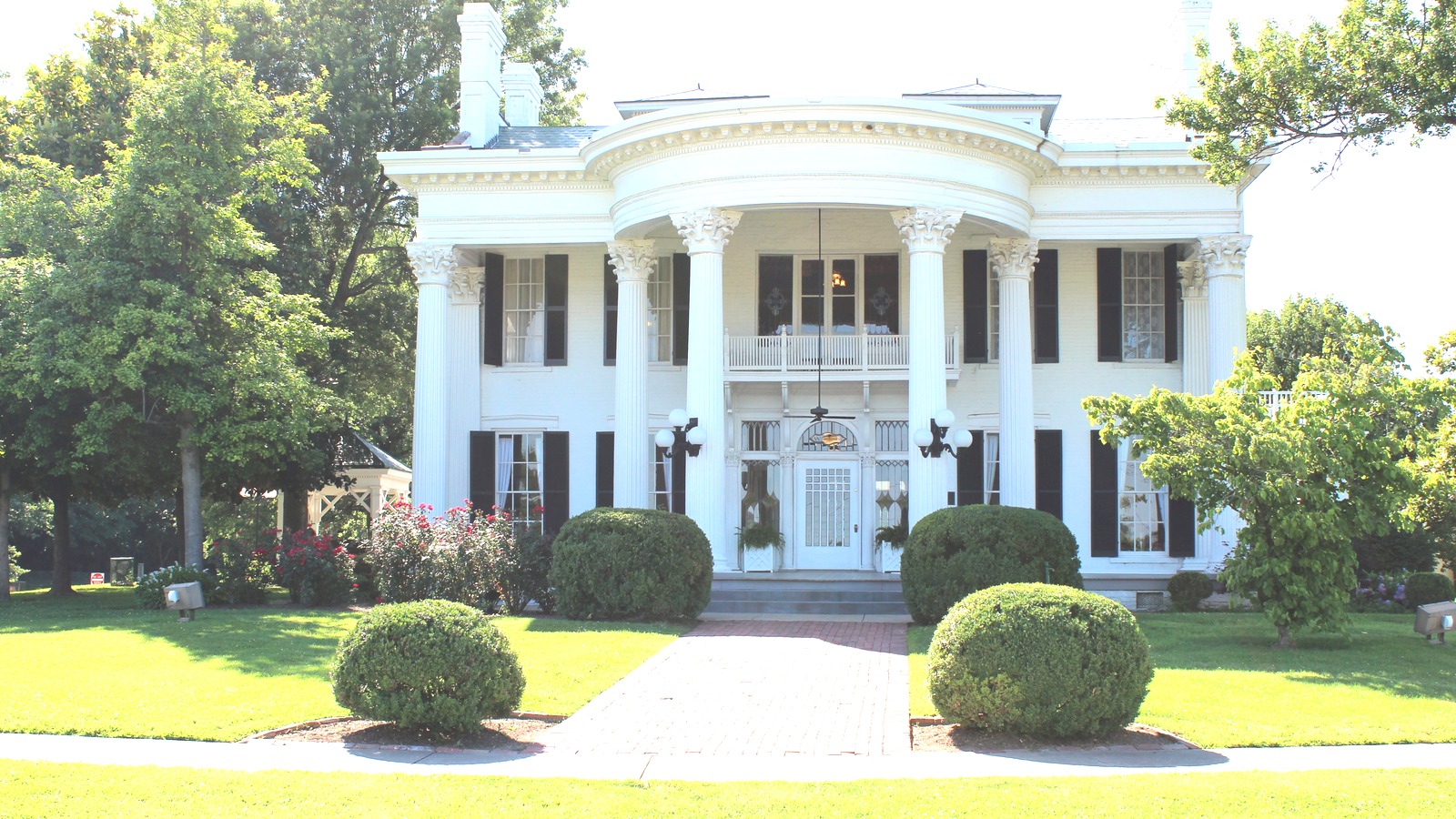 Whitehaven mansion and visitor center in Paducah