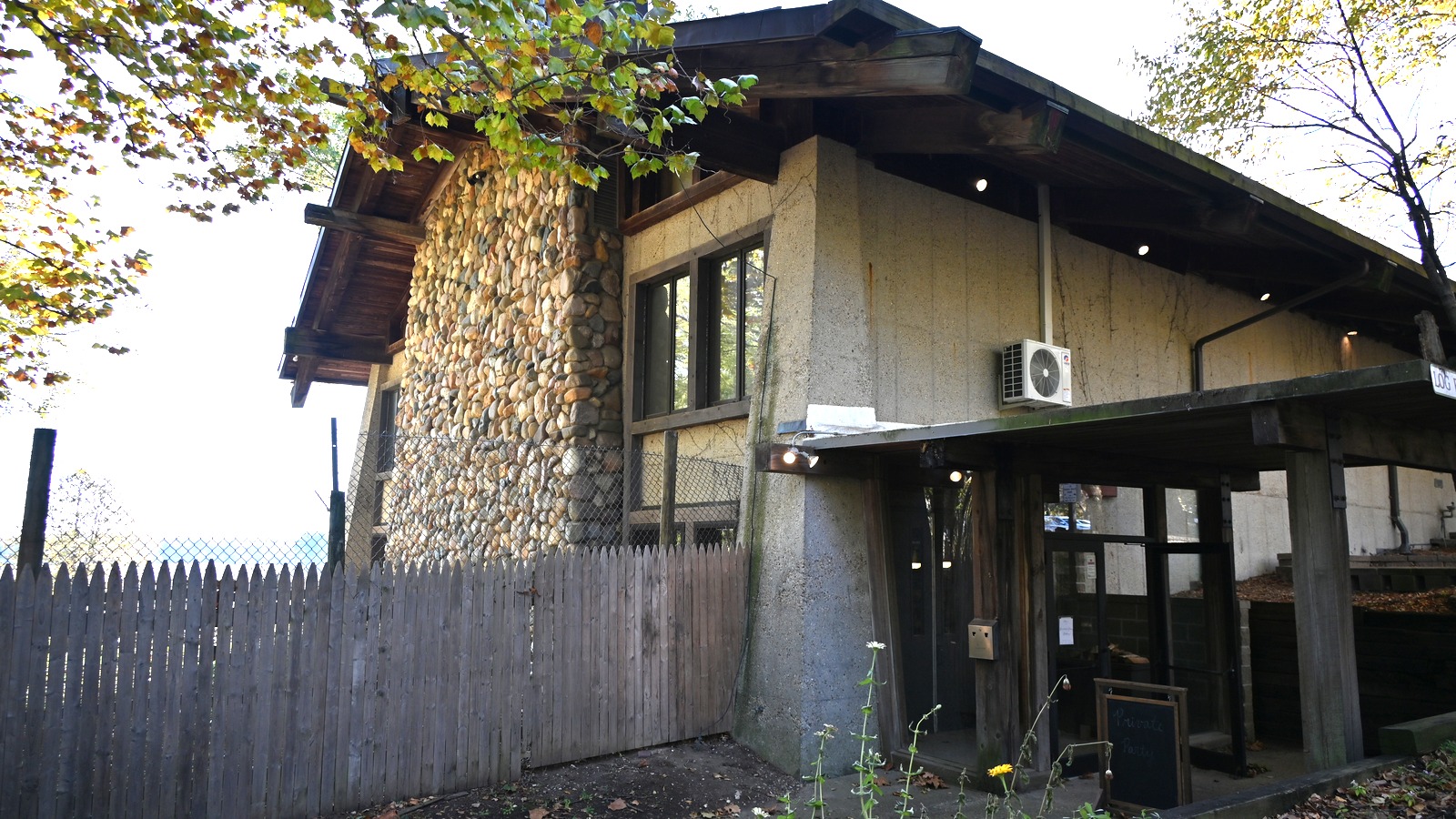 Wildlife Prairie Park visitor building