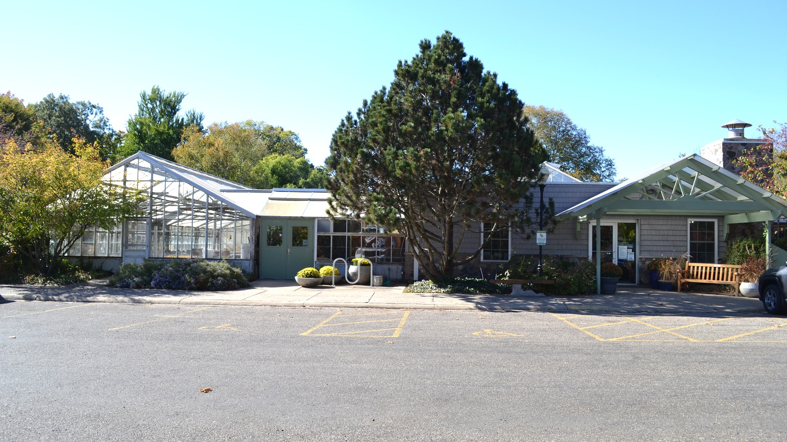 Luthy Botanical Garden conservatory and entrance